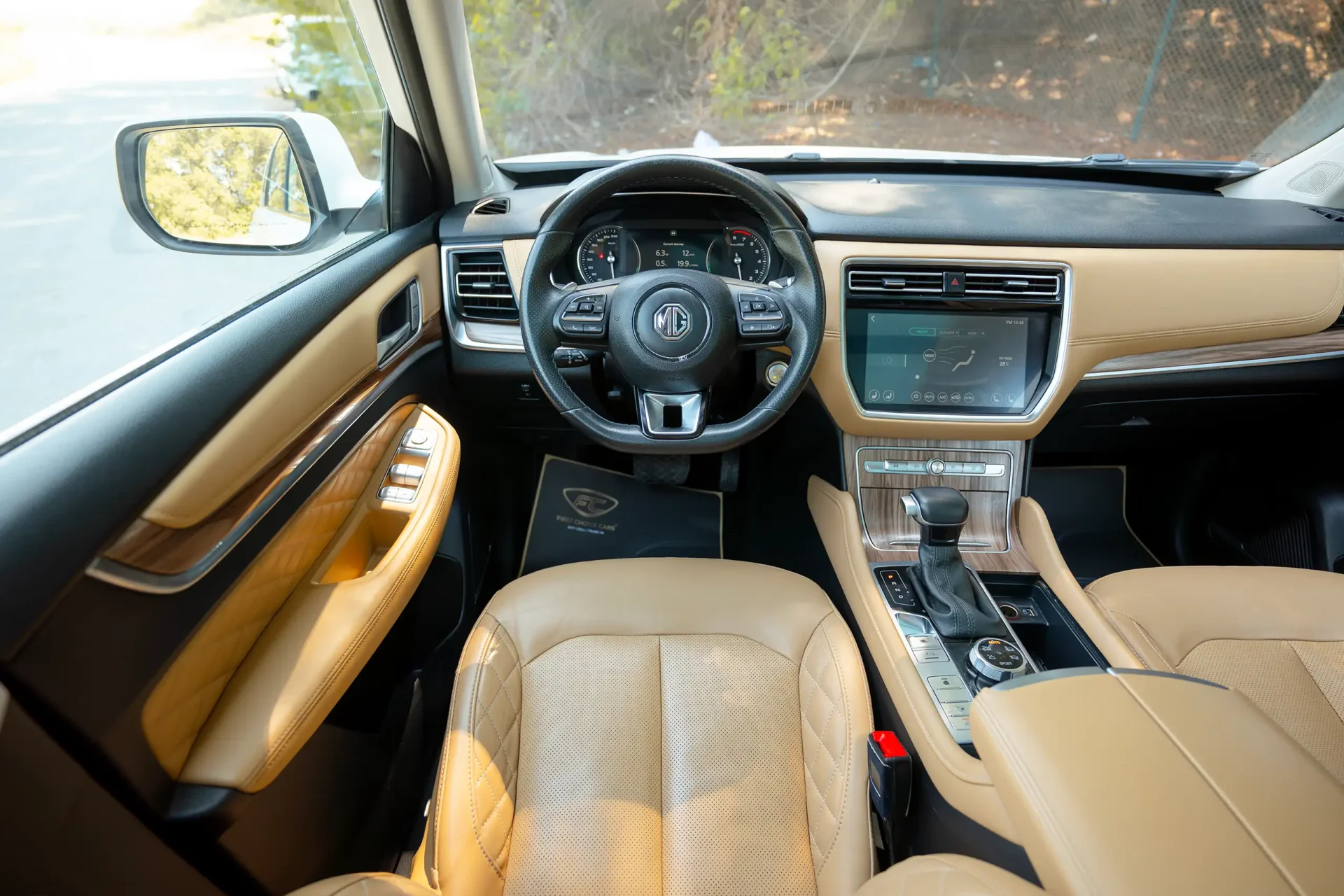 Used 2021 MG RX8 Luxury in White – Steering Wheel & Instrument Cluster for Sale at First Choice Cars Dubai Sharjah