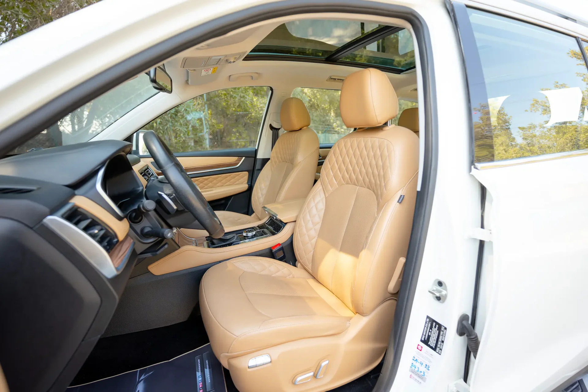 Used 2021 MG RX8 Luxury in White – Front Driver Side Cabin View for Sale at First Choice Cars Dubai Sharjah