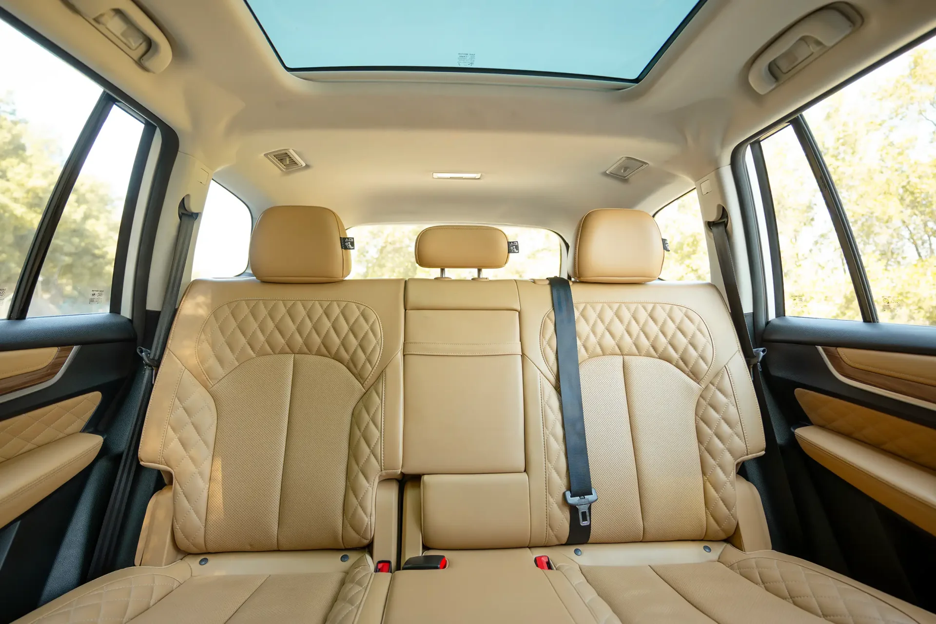 Used 2021 MG RX8 Luxury in White – Rear Seat View for Sale at First Choice Cars Dubai Sharjah