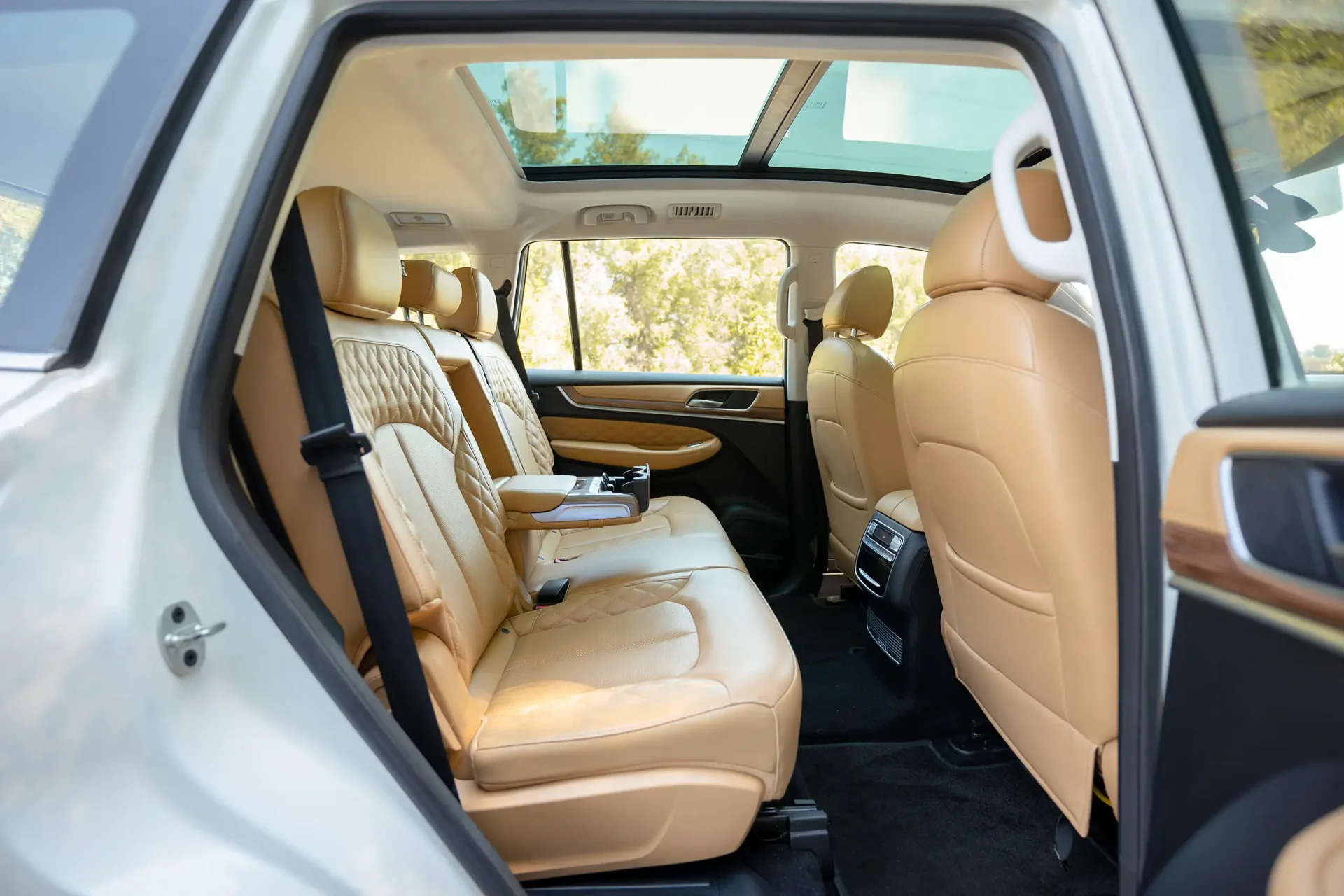 Used 2021 MG RX8 Luxury in White – Rear Passenger Side Cabin View for Sale at First Choice Cars Dubai Sharjah