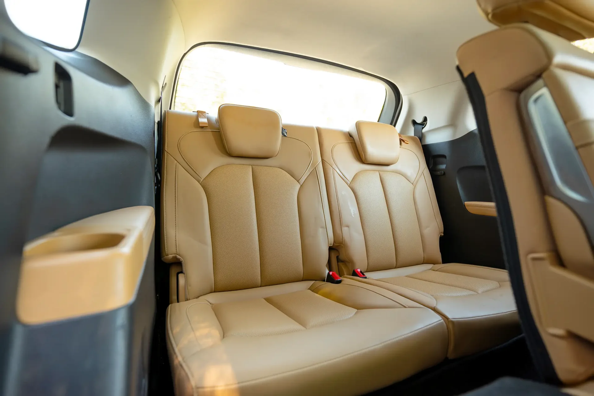 Used 2021 MG RX8 Luxury in White – Third Row Right Seat View for Sale at First Choice Cars Dubai Sharjah