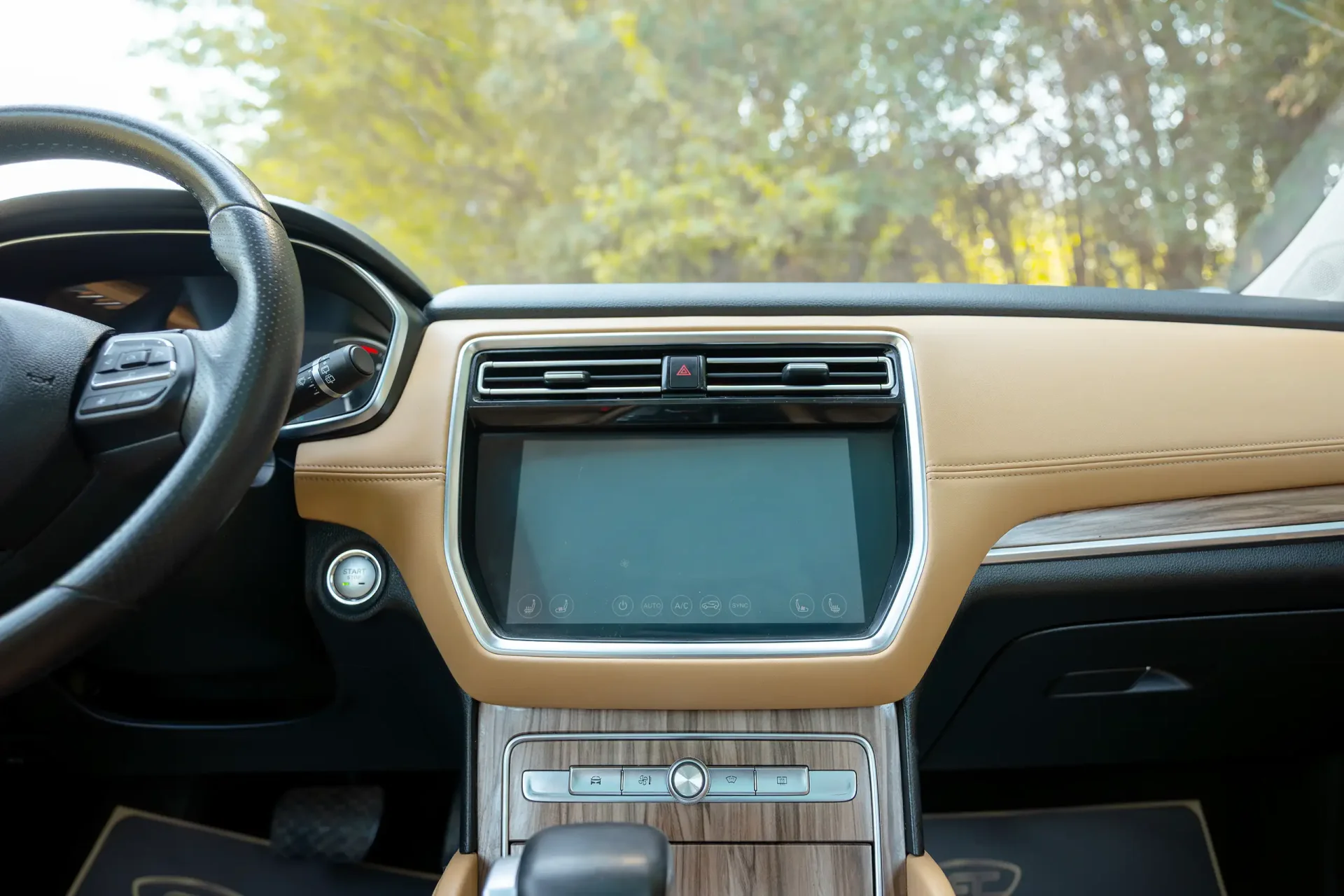 Used 2021 MG RX8 Luxury in White – Infotainment / Touchscreen System for Sale at First Choice Cars Dubai Sharjah