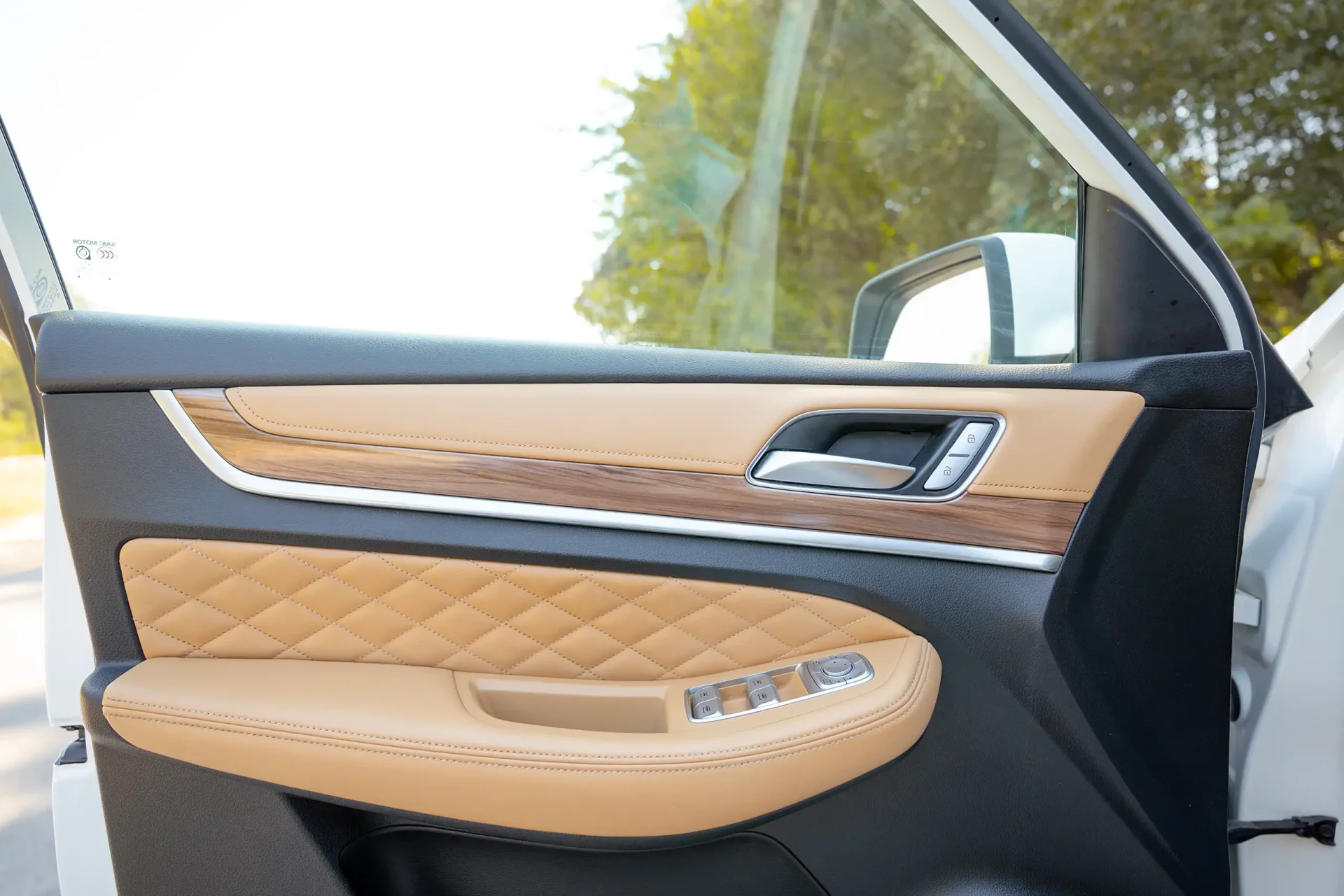 Used 2021 MG RX8 Luxury in White – Driver Door Panel Full View for Sale at First Choice Cars Dubai Sharjah