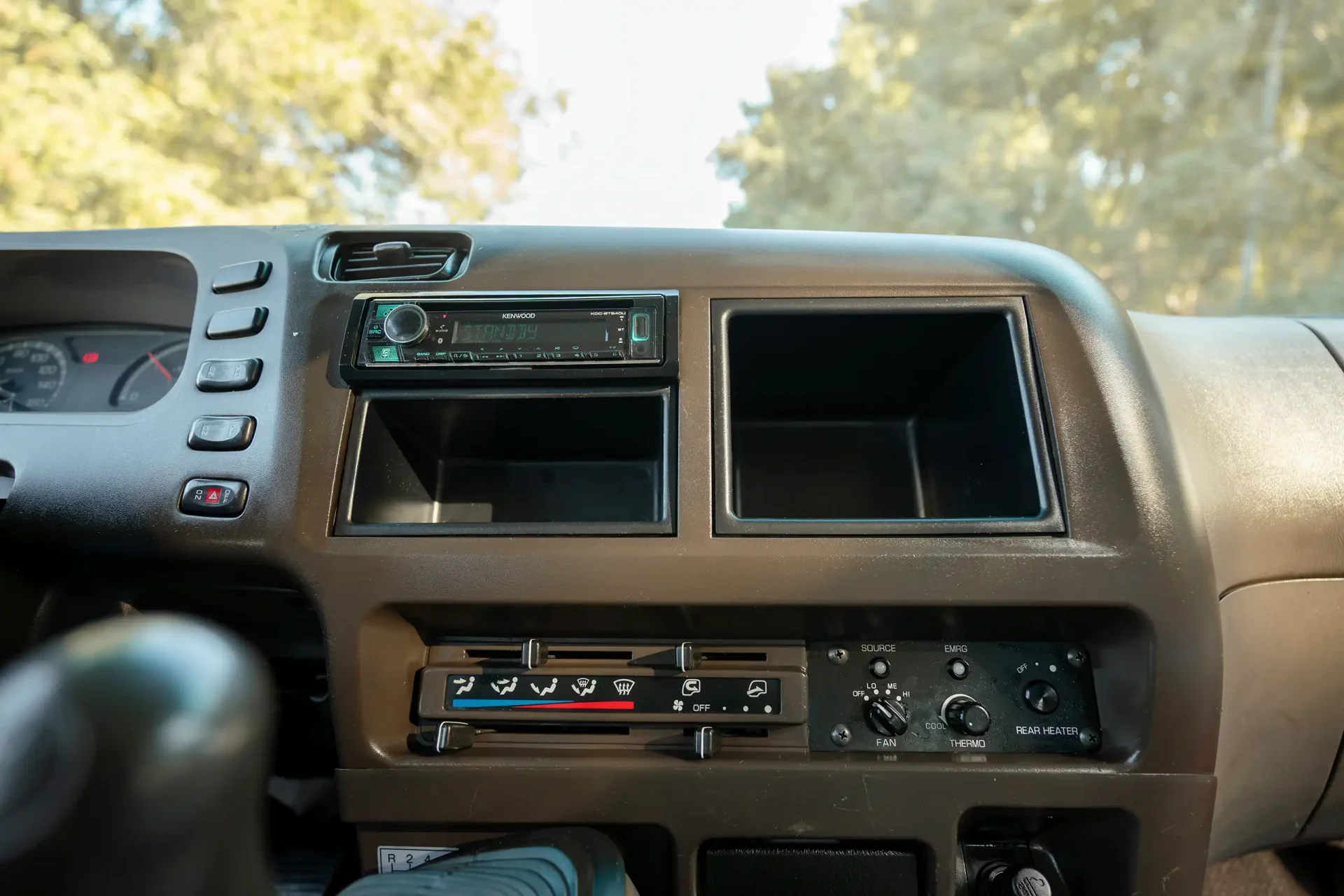 Used 2022 Mitsubishi ROSA Passenger Bus in White – Infotainment / Touchscreen System for Sale at First Choice Cars Dubai Sharjah