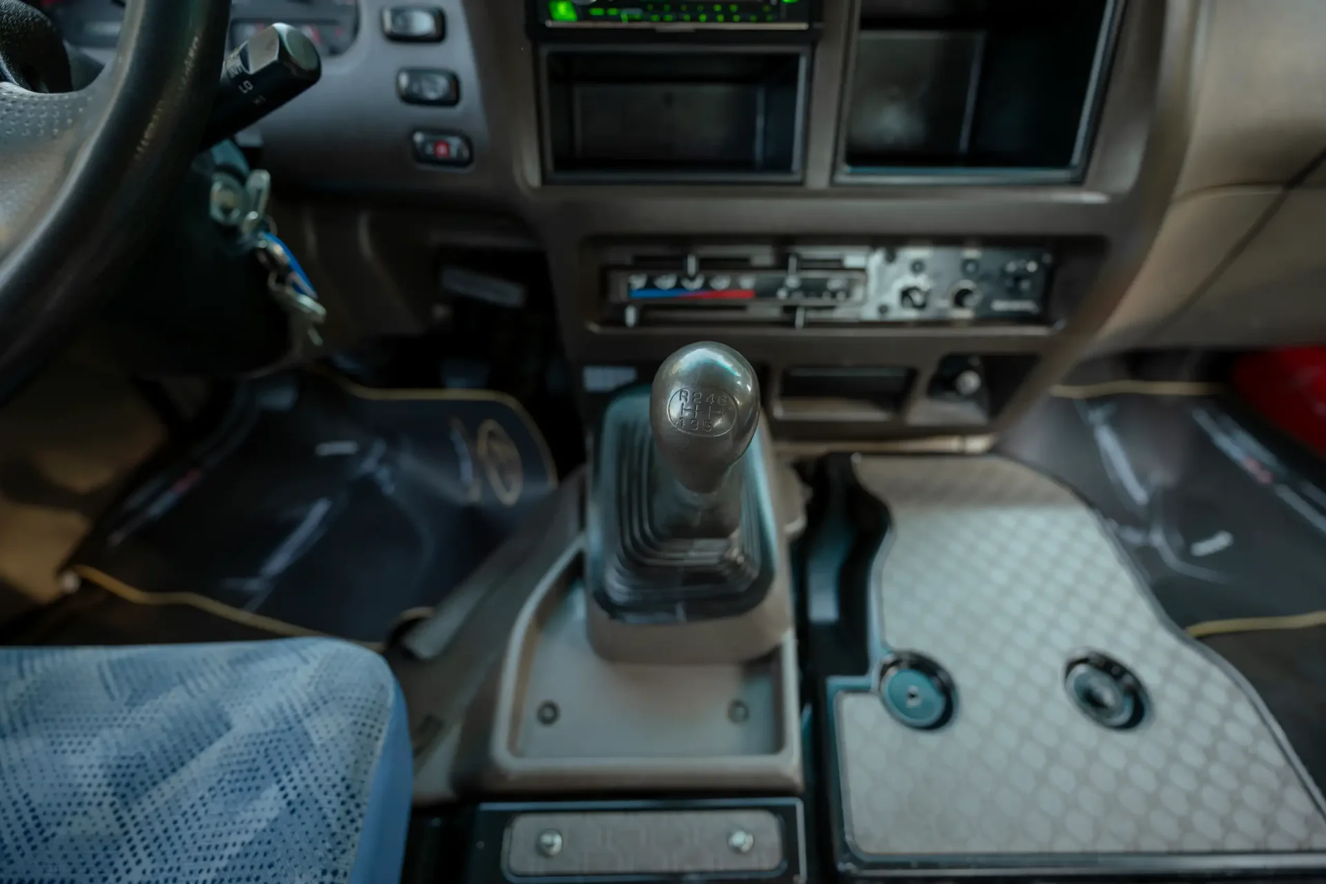 Used 2022 Mitsubishi ROSA Passenger Bus in White – Center Console & Gear Shifter for Sale at First Choice Cars Dubai Sharjah