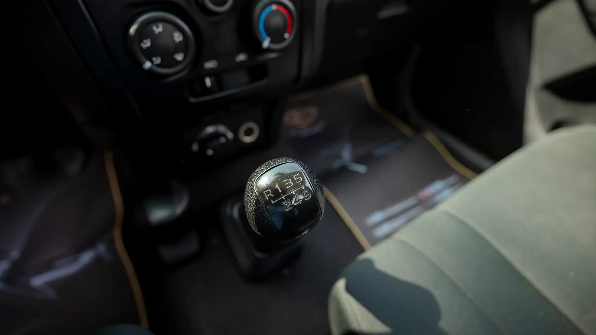 Used 2024 Isuzu D-MAX Single Cabin in White – Center Console & Gear Shifter for Sale at First Choice Cars Dubai Sharjah