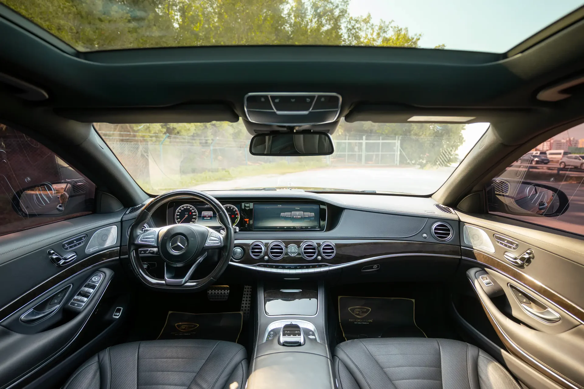 Used 2017 Mercedes Benz S CLASS S 400 in Black – Front Cabin / Dashboard Full View for Sale at First Choice Cars Dubai Sharjah
