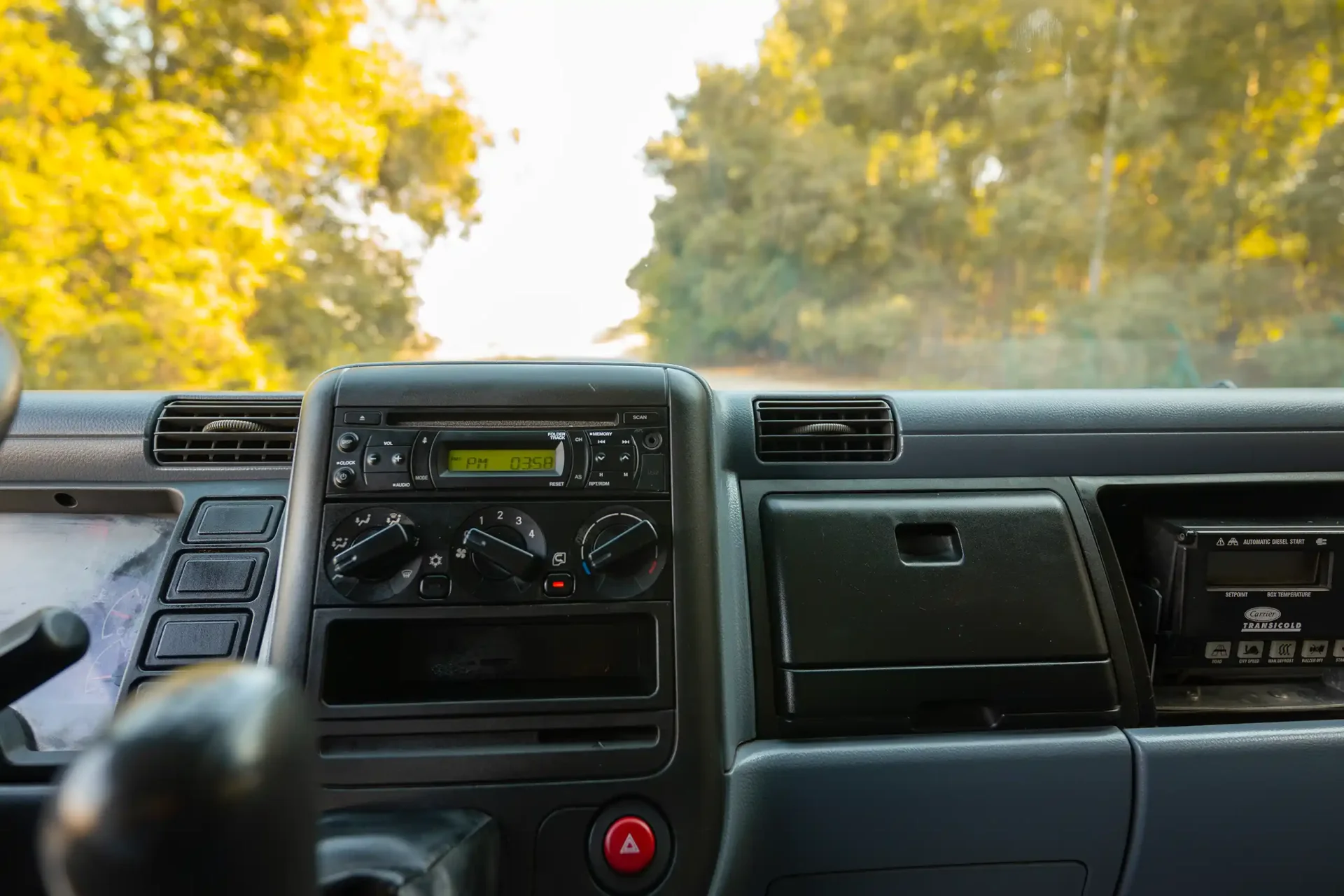 Used 2016 Mitsubishi Canter Freezer Box in White – Infotainment / Touchscreen System for Sale at First Choice Cars Dubai Sharjah