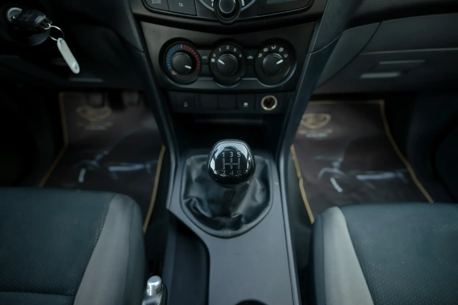 Used 2019 Mazda BT-50 XS in Red – Center Console & Gear Shifter for Sale at First Choice Cars Dubai Sharjah