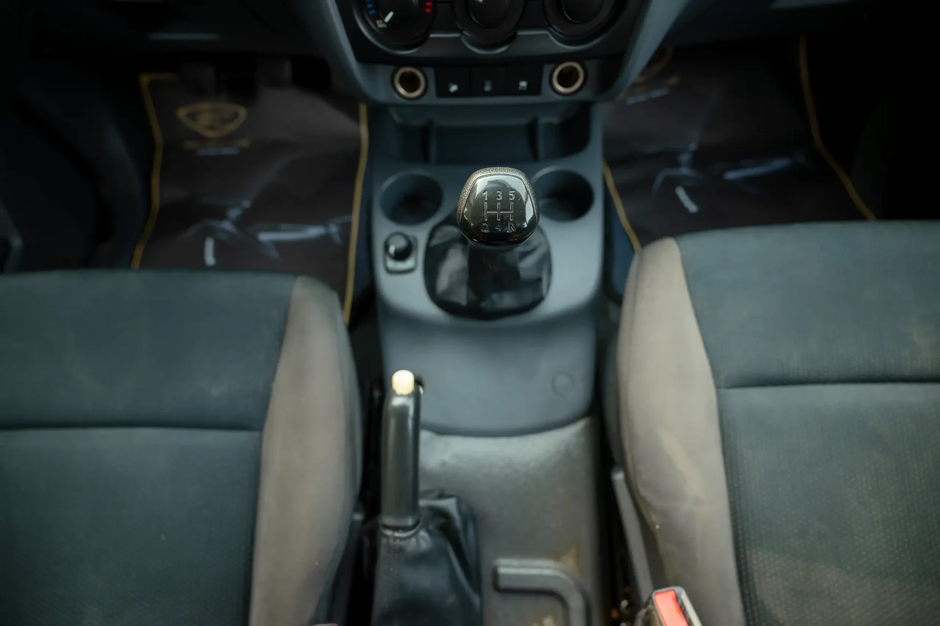 Used 2020 Mazda BT-50 XS in White – Center Console & Gear Shifter for Sale at First Choice Cars Dubai Sharjah