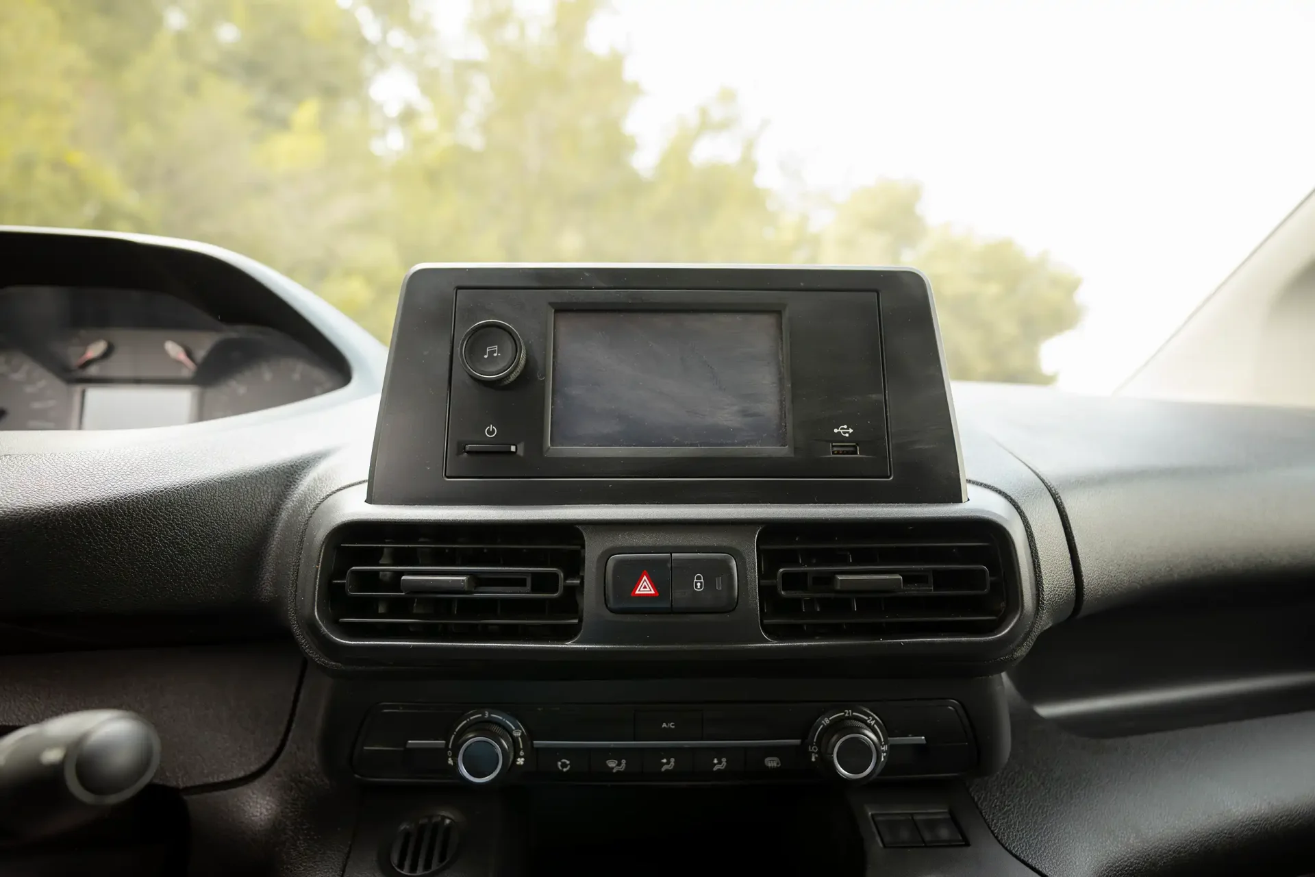 Used 2022 Peugeot Partner Standard in White – Infotainment / Touchscreen System for Sale at First Choice Cars Dubai Sharjah