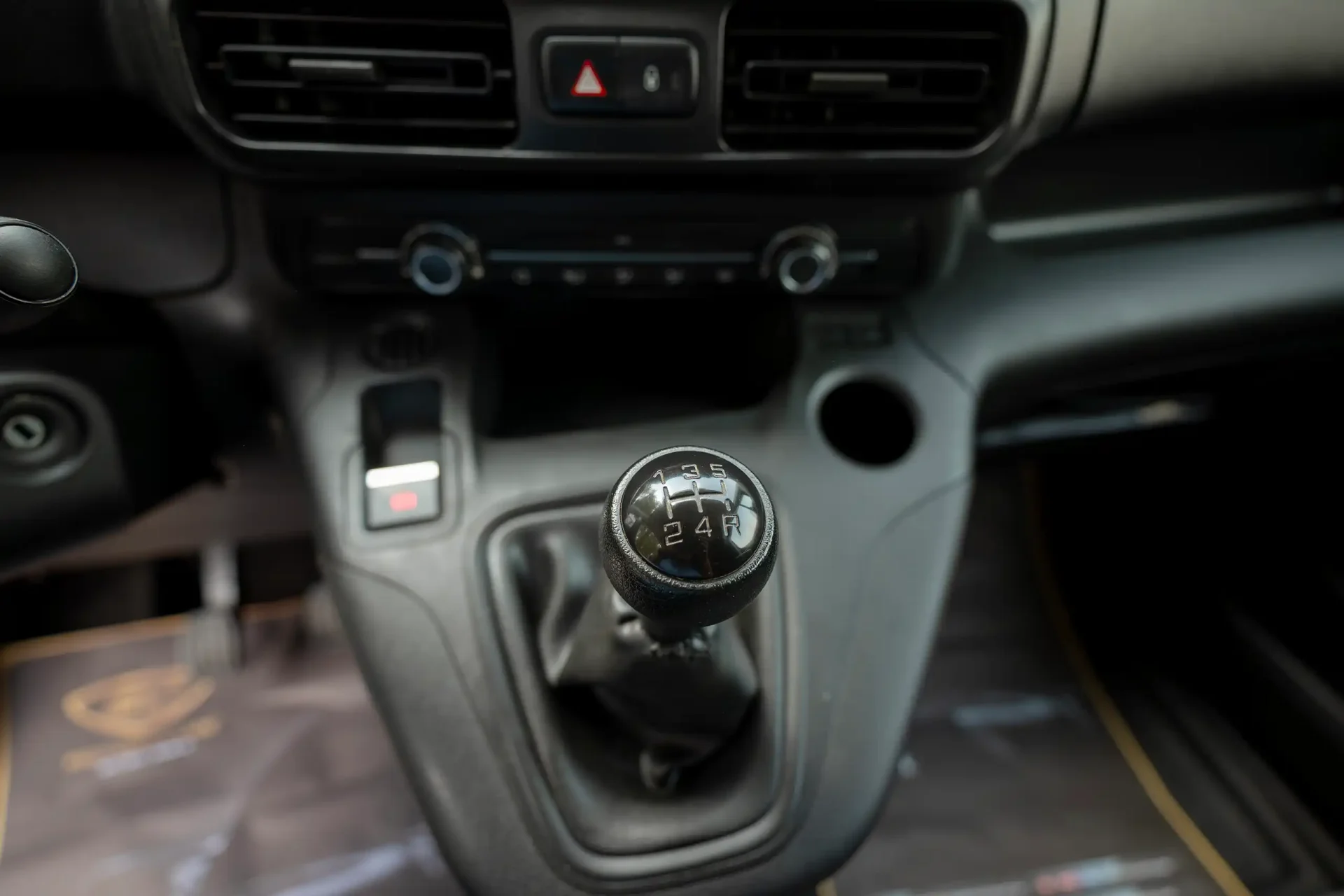 Used 2022 Peugeot Partner Standard in White – Center Console & Gear Shifter for Sale at First Choice Cars Dubai Sharjah