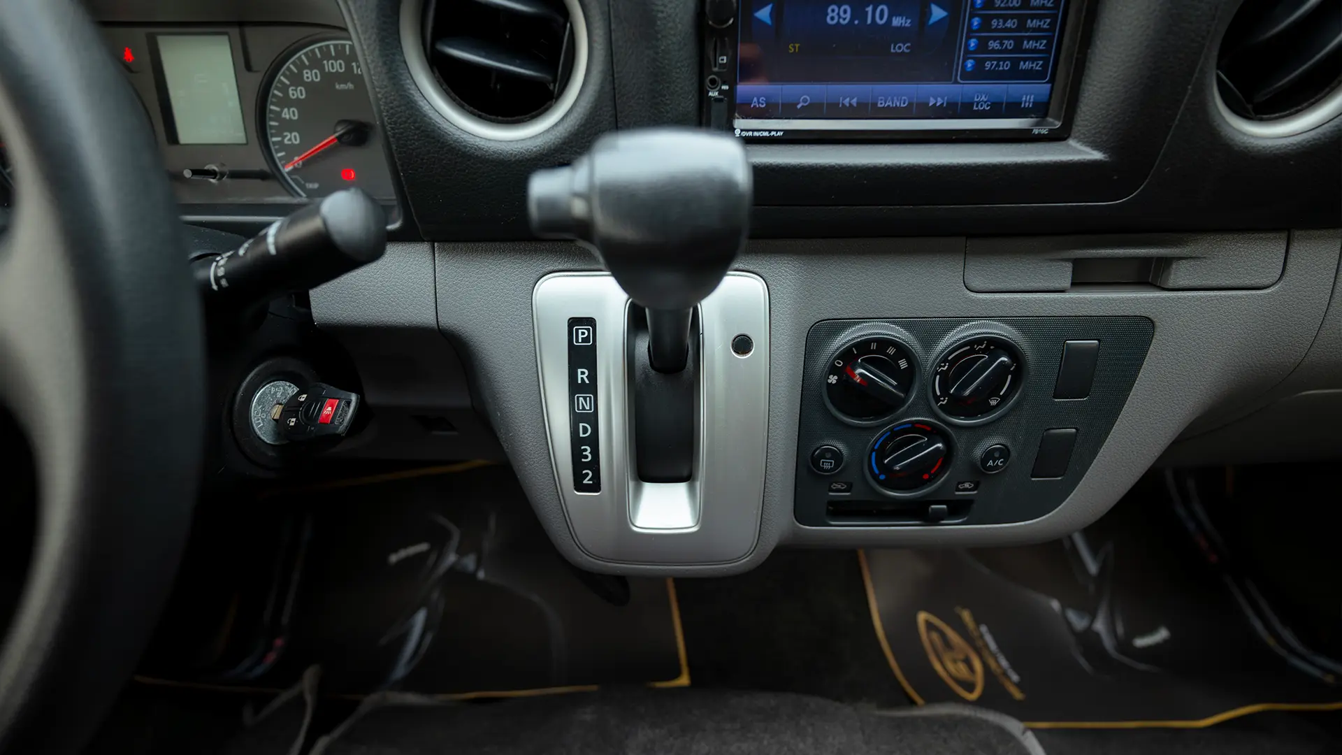 Used 2022 Nissan Urvan Standard Roof in White – Center Console & Gear Shifter for Sale at First Choice Cars Dubai Sharjah