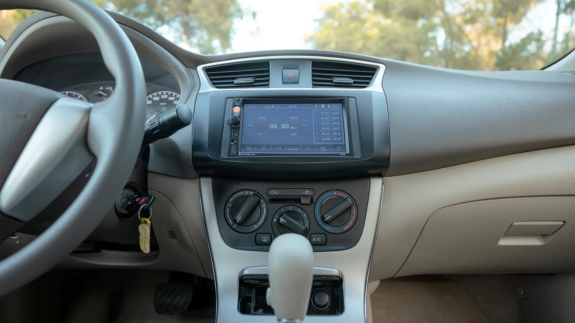 Used 2019 Nissan Sentra S in White – Infotainment / Touchscreen System for Sale at First Choice Cars Dubai Sharjah