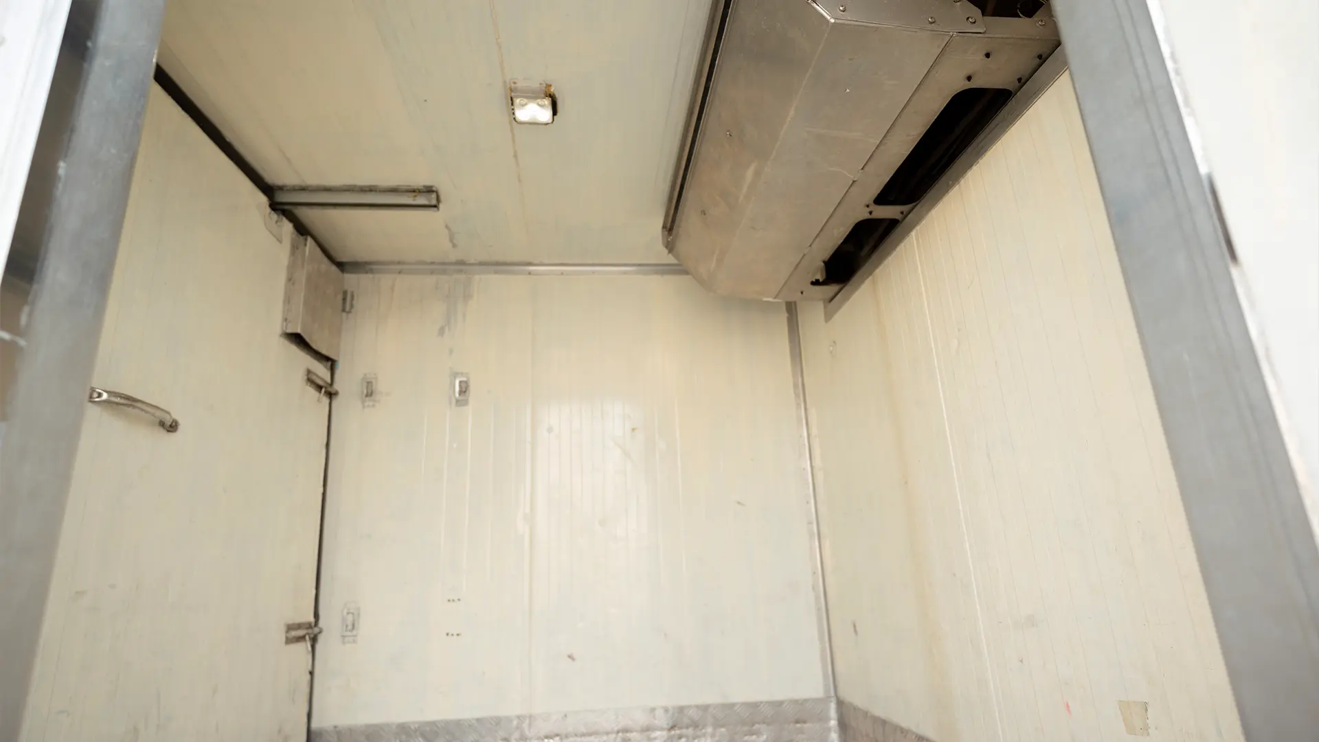 Used 2020 Mitsubishi Canter Chiller Box in White – Chiller Box Right Side Interior View for Sale at First Choice Cars Dubai Sharjah