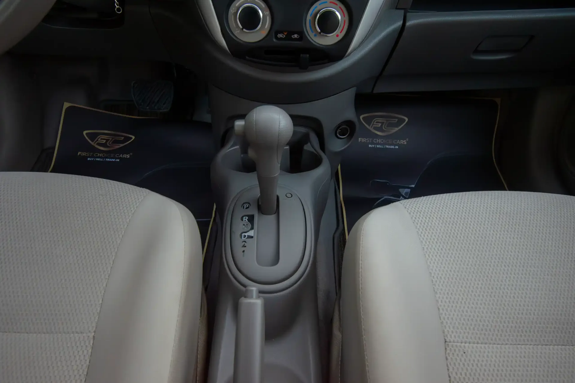 Used 2023 Nissan Sunny SV in White – Center Console & Gear Shifter for Sale at First Choice Cars Dubai Sharjah