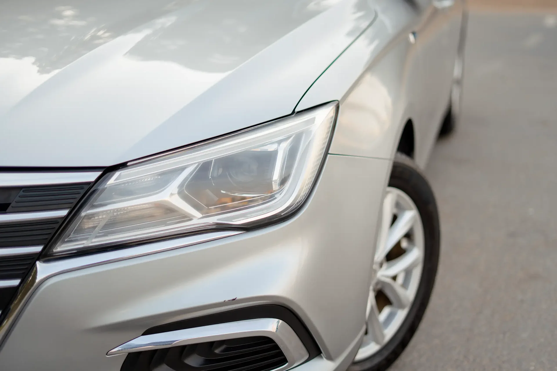 Used 2022 MG 5 Comfort in Silver – Headlight Close-up for Sale at First Choice Cars Dubai Sharjah