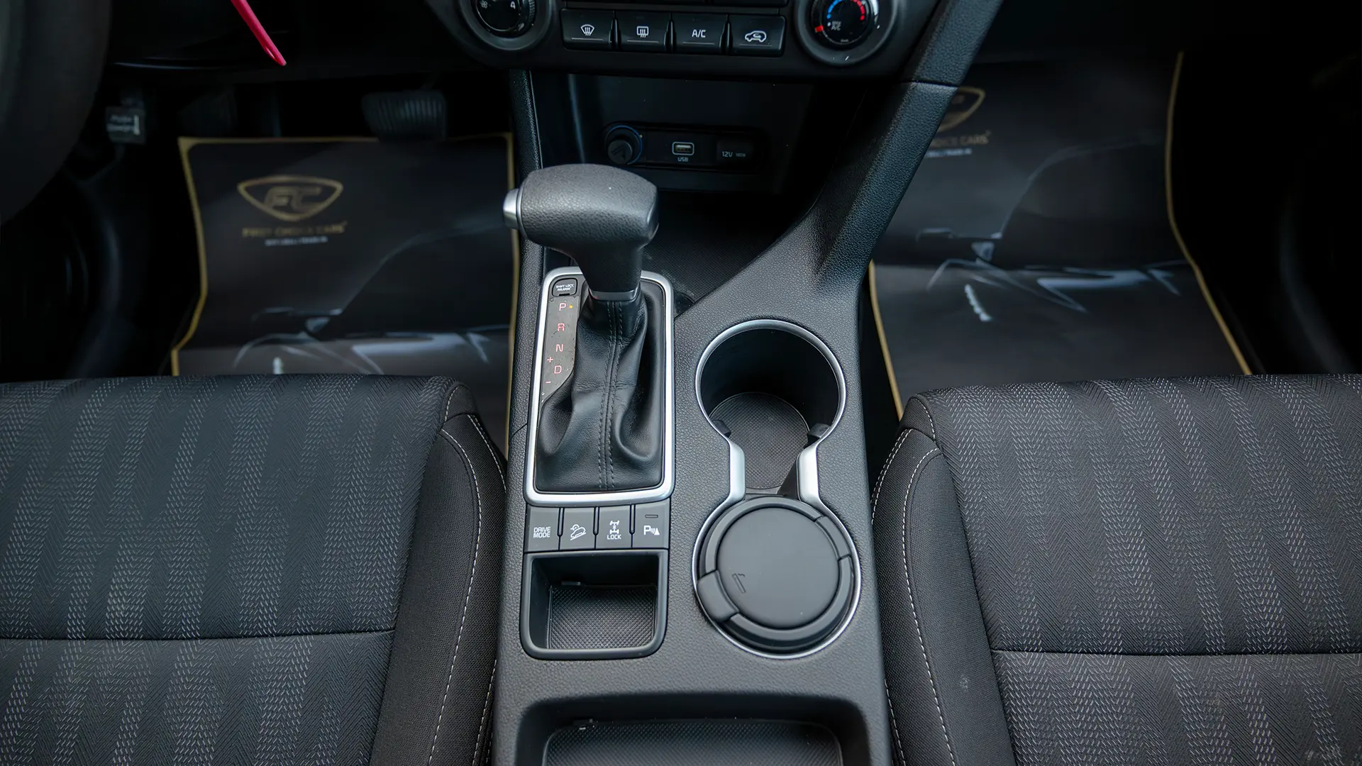 Used 2020 Kia Sportage LX in White – Center Console & Gear Shifter for Sale at First Choice Cars Dubai Sharjah