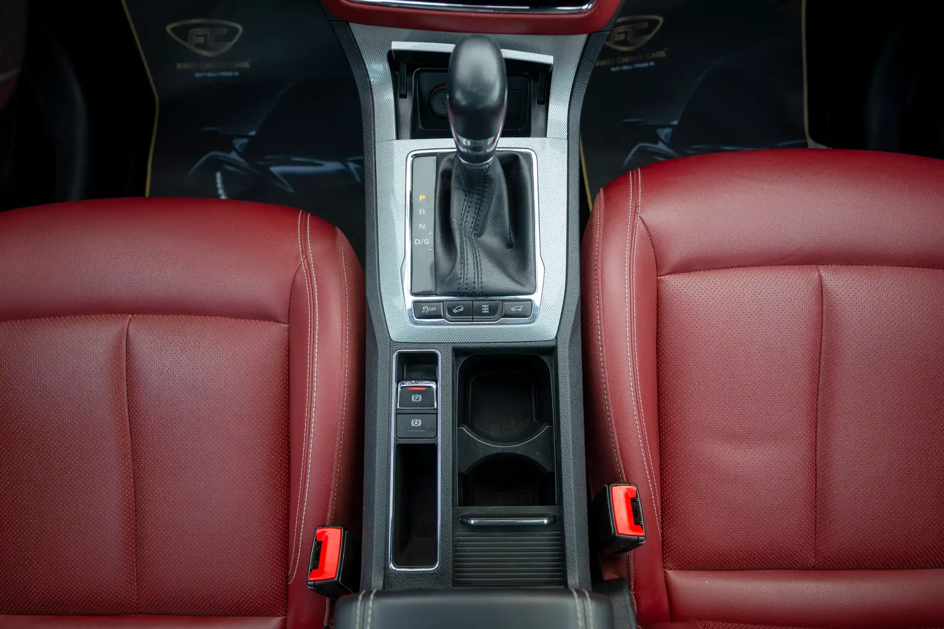 Used 2022 MG RX5 Luxury in Silver – Center Console & Gear Shifter for Sale at First Choice Cars Dubai Sharjah