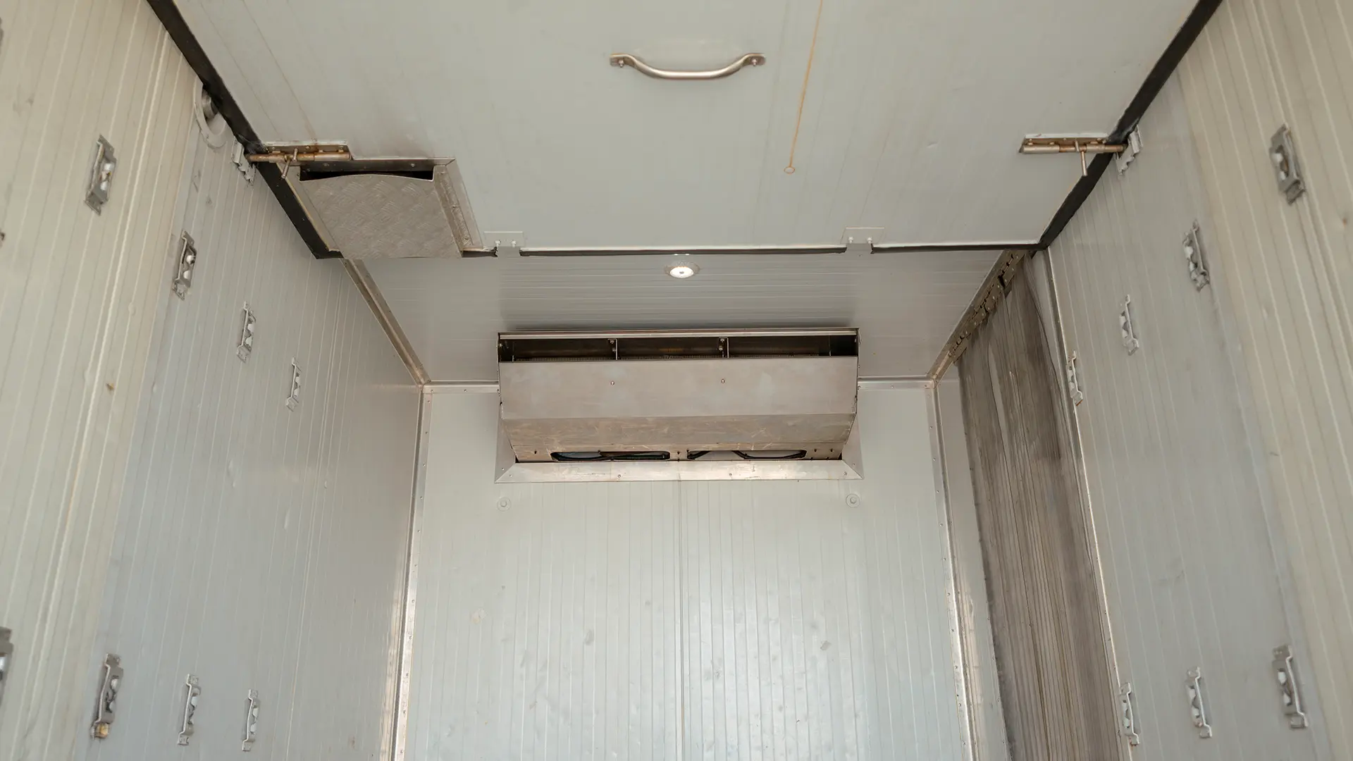 Used 2020 Mitsubishi Canter Chiller Box in White – Chiller Cooling Unit View for Sale at First Choice Cars Dubai Sharjah