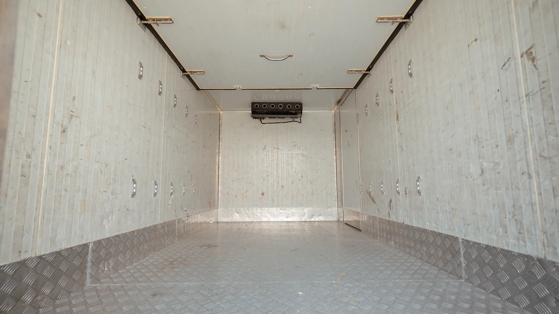 Used 2020 Mitsubishi Canter Chiller Box in White – Chiller Box Rear Opening View for Sale at First Choice Cars Dubai Sharjah