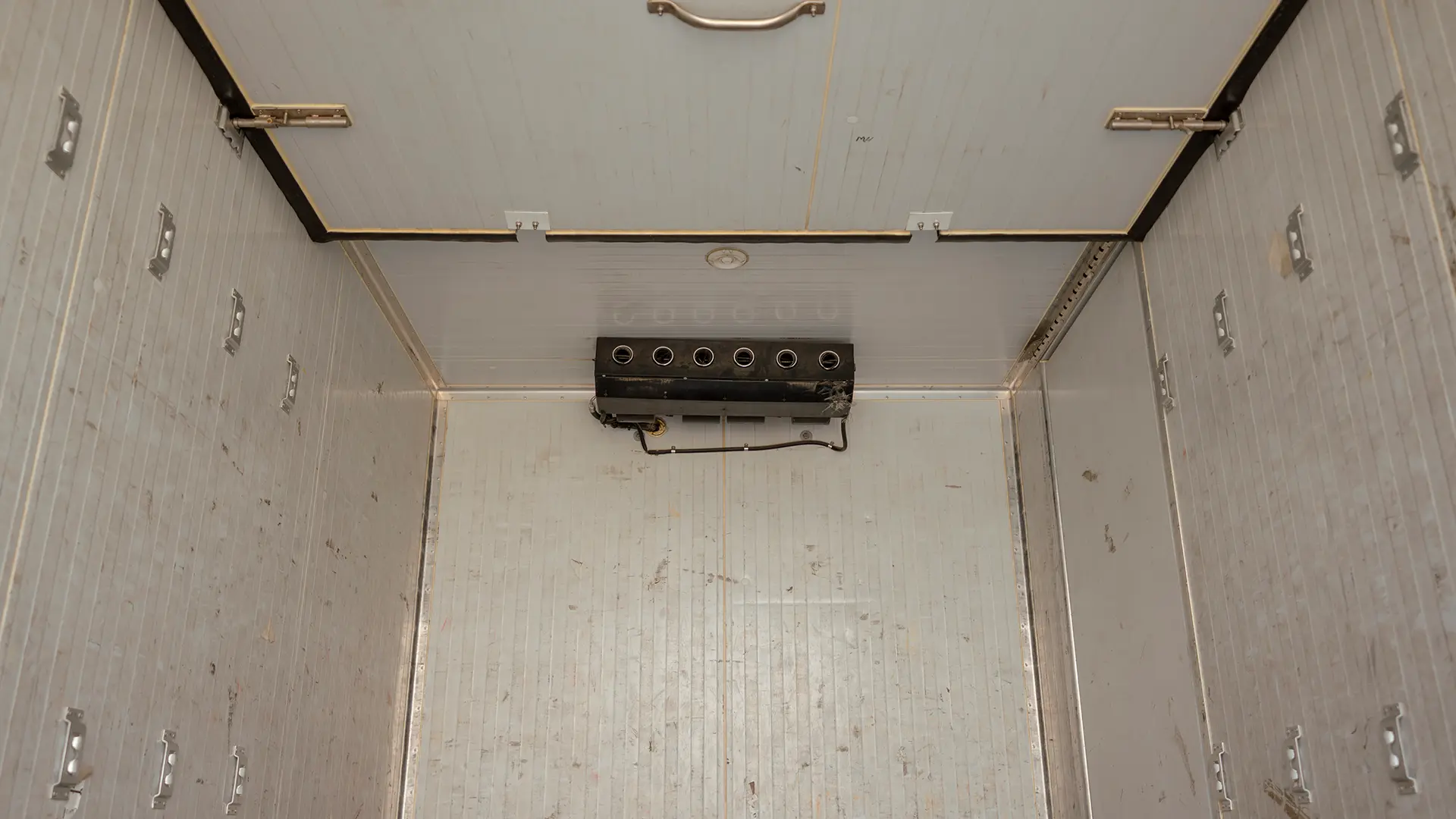 Used 2020 Mitsubishi Canter Chiller Box in White – Chiller Cooling Unit View for Sale at First Choice Cars Dubai Sharjah