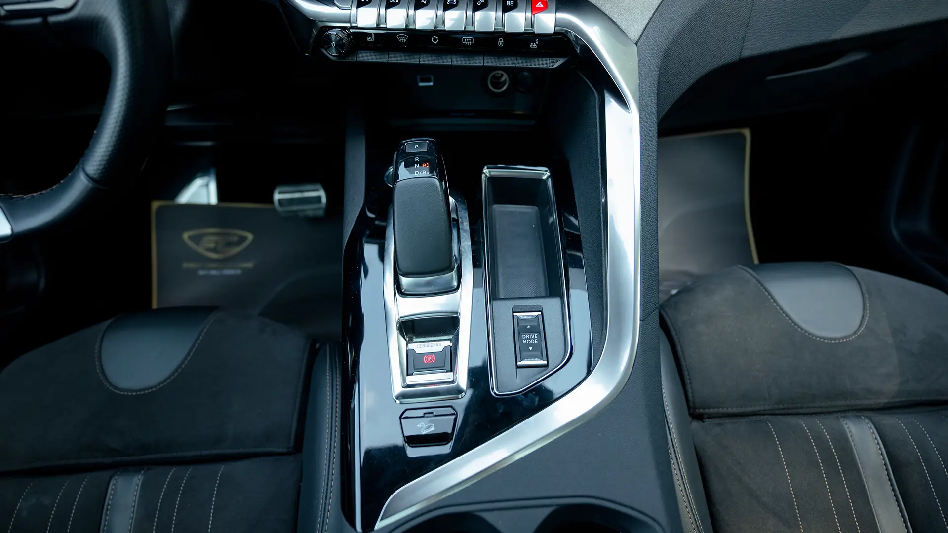 Used 2022 Peugeot 3008 Hybrid 4 GT in Blue – Center Console & Gear Shifter for Sale at First Choice Cars Dubai Sharjah