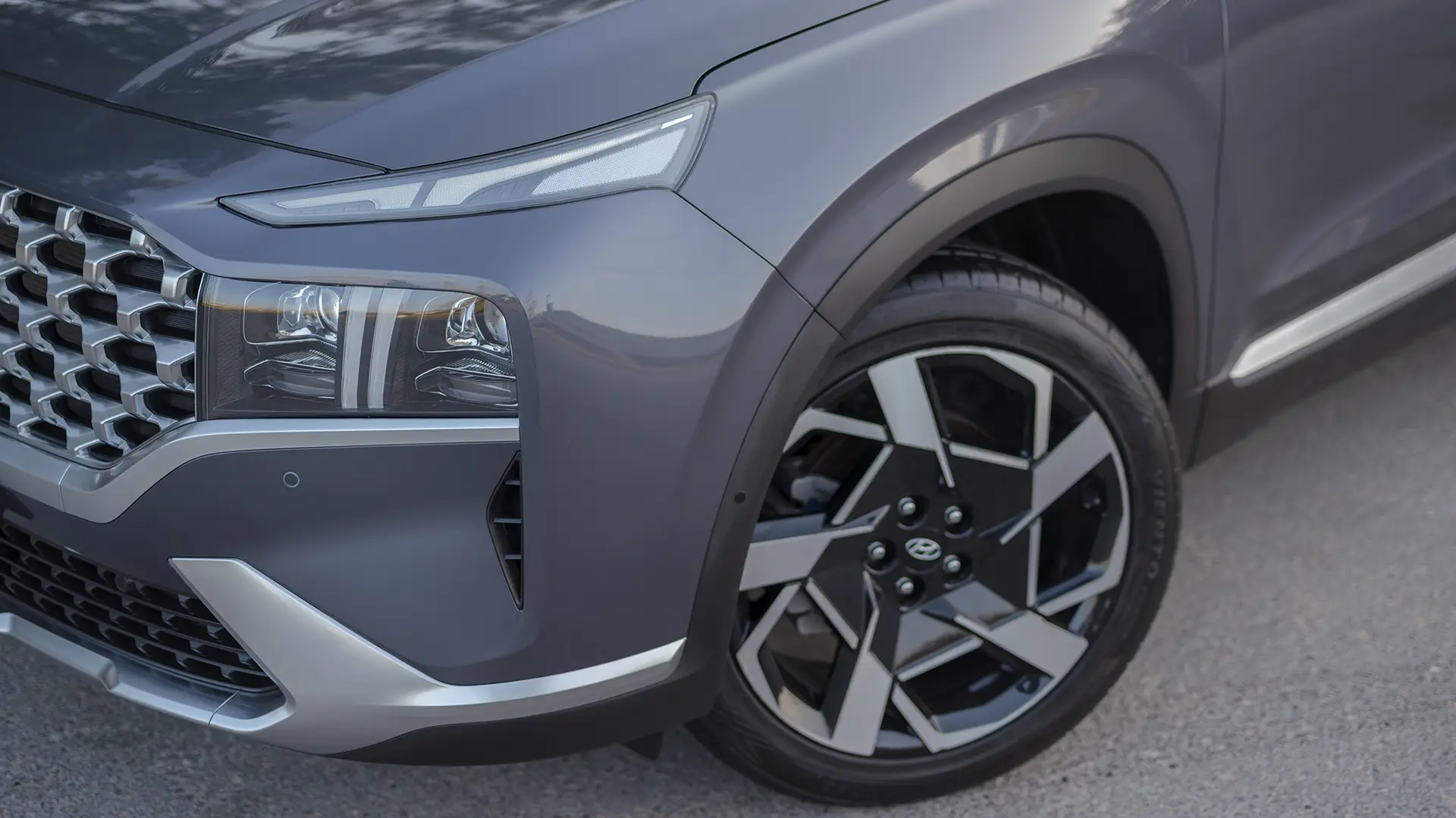Used 2023 Hyundai Santa Fe Premium Plus in Grey – Headlight Close-up for Sale at First Choice Cars Dubai Sharjah