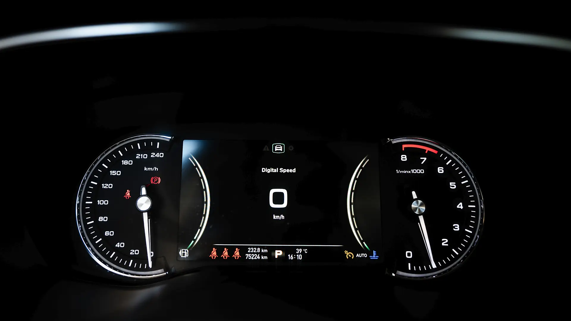 Used 2022 MG RX8 Luxury in Silver – Odometer / Mileage Reading View for Sale at First Choice Cars Dubai Sharjah