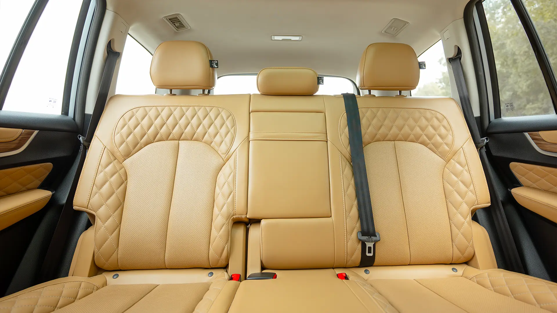 Used 2021 MG RX8 Luxury in Silver – Rear Seat View for Sale at First Choice Cars Dubai Sharjah