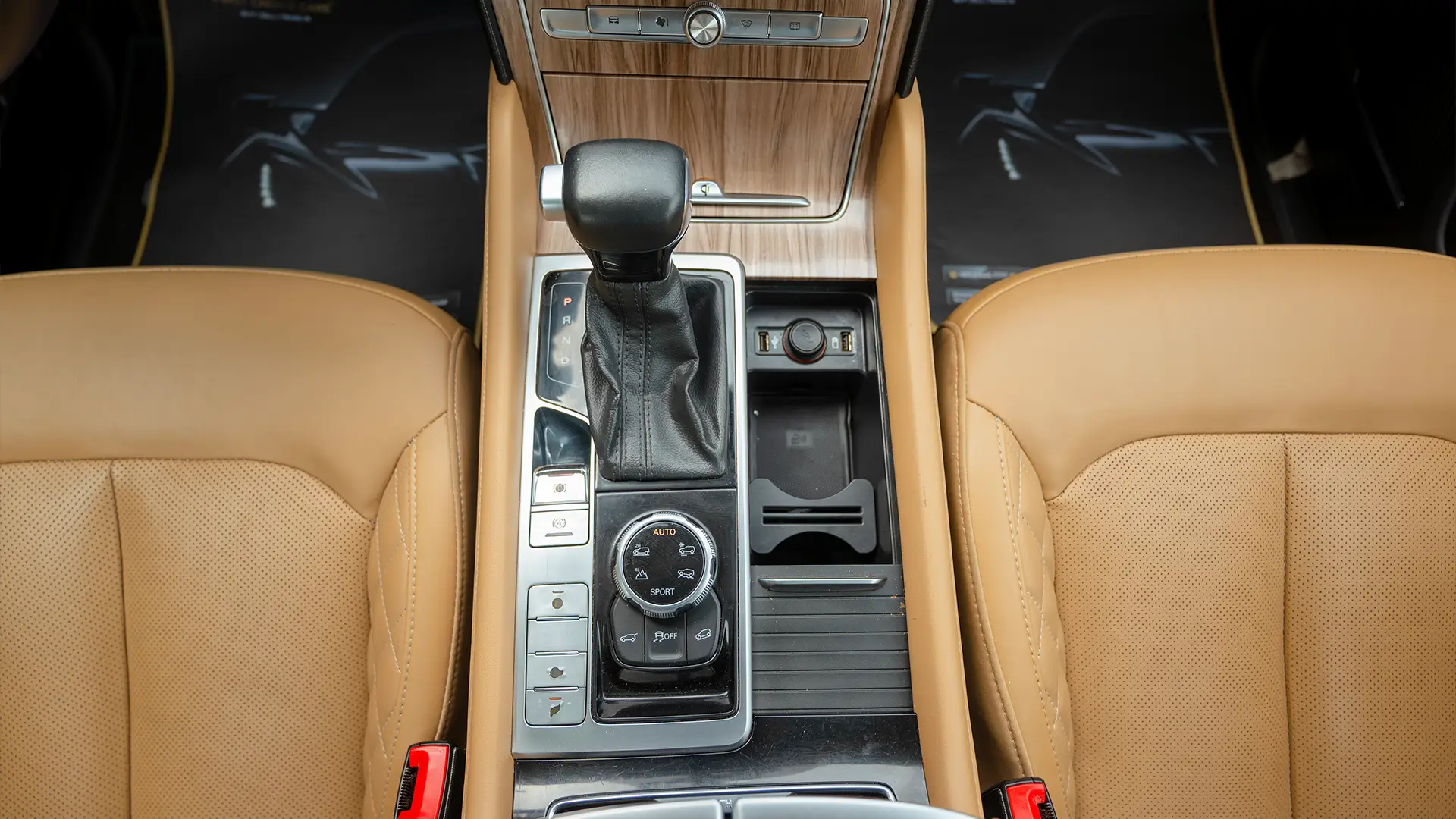Used 2021 MG RX8 Luxury in Silver – Center Console & Gear Shifter for Sale at First Choice Cars Dubai Sharjah