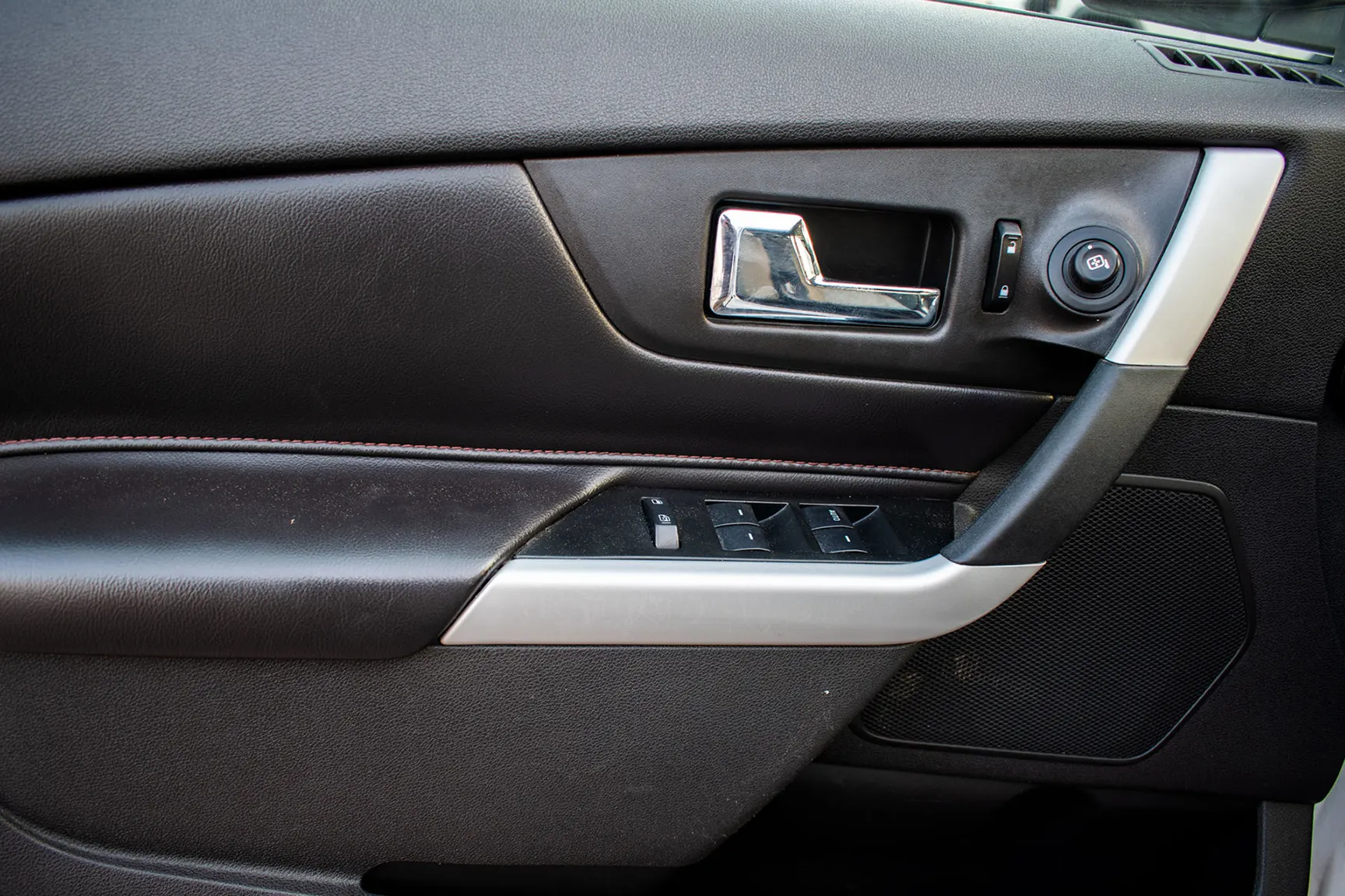 Used 2014 Ford Edge SEL White – Driver Door Panel Full View at First Choice Cars Sharjah