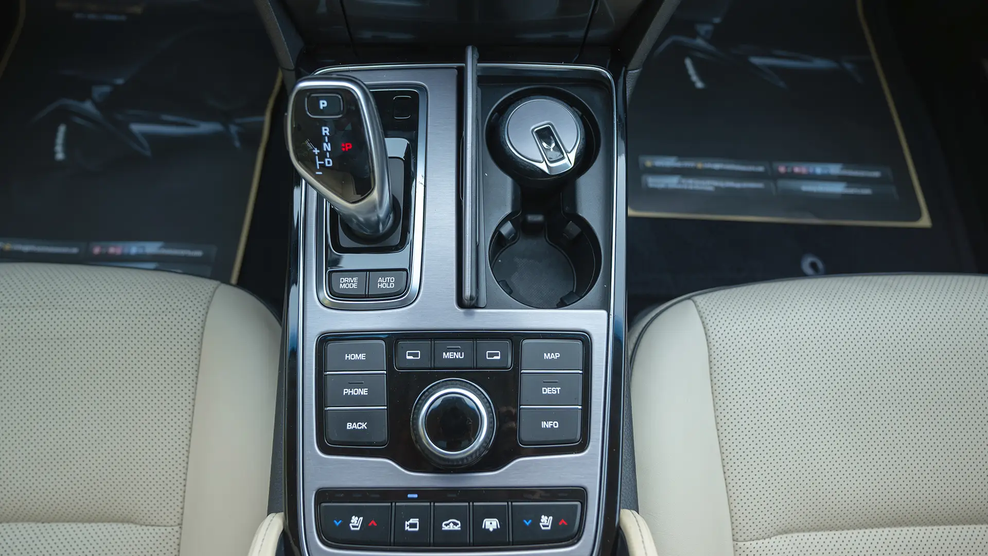 Used 2014 Hyundai Centennial VS500 in Silver – Center Console & Gear Shifter for Sale at First Choice Cars Dubai Sharjah