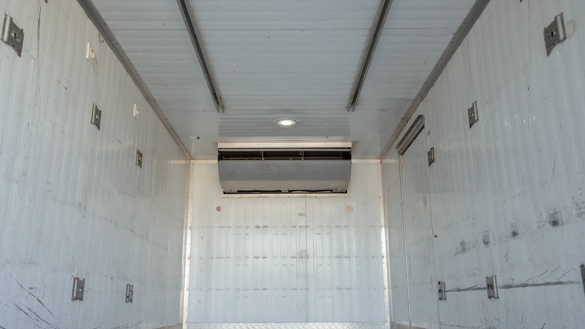 Used 2022 Mitsubishi Canter Chiller Box in White – Chiller Cooling Unit View for Sale at First Choice Cars Dubai Sharjah
