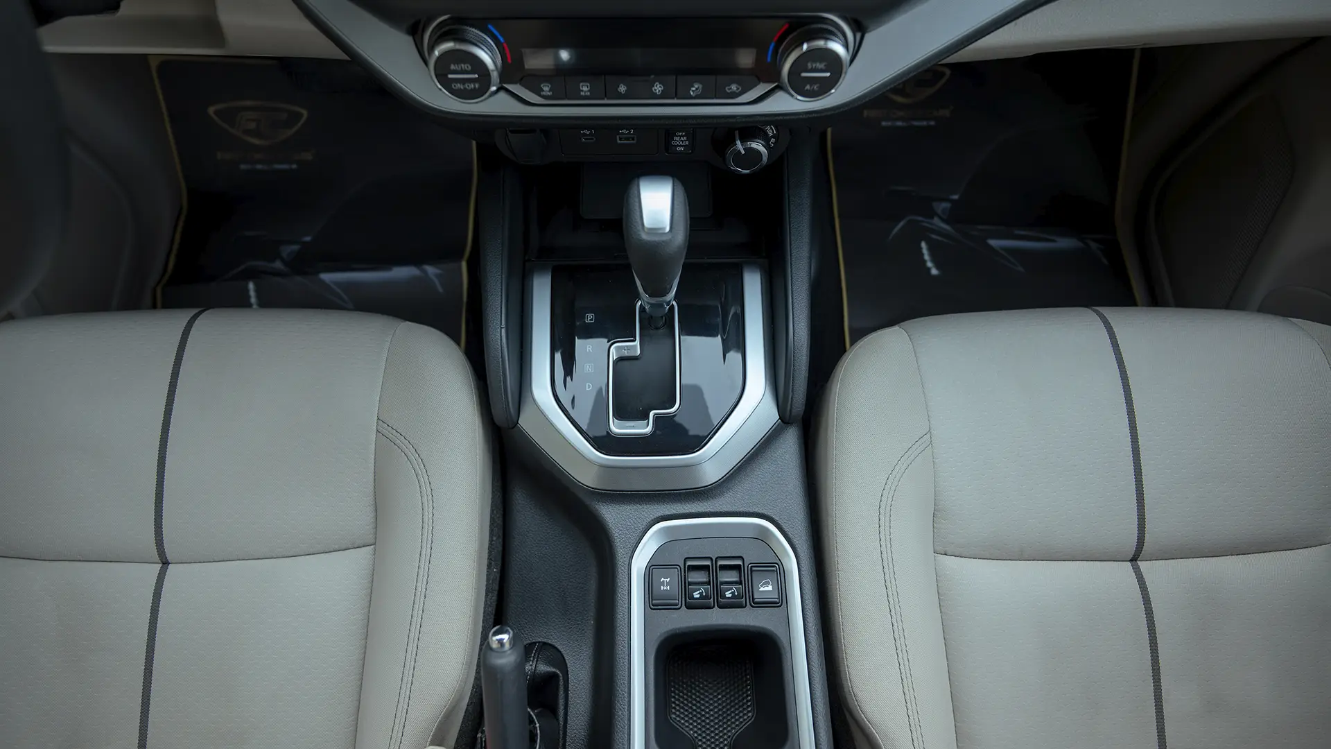 Used 2023 Nissan Xterra Titanium in White – Center Console & Gear Shifter for Sale at First Choice Cars Dubai Sharjah
