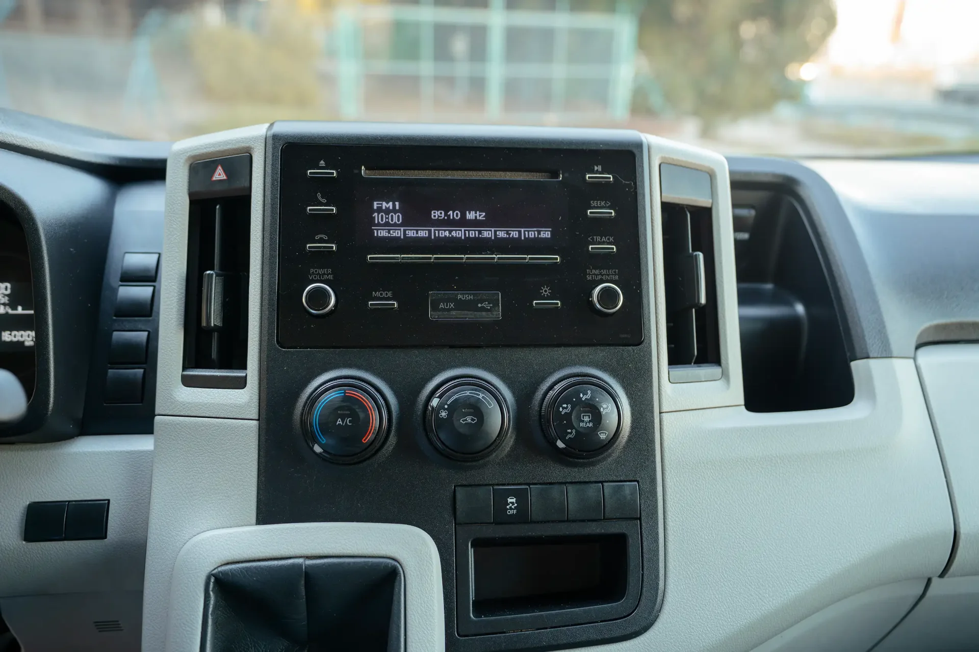 Used 2020 Toyota Hiace GLX High Roof in White – Infotainment / Touchscreen System for Sale at First Choice Cars Dubai Sharjah