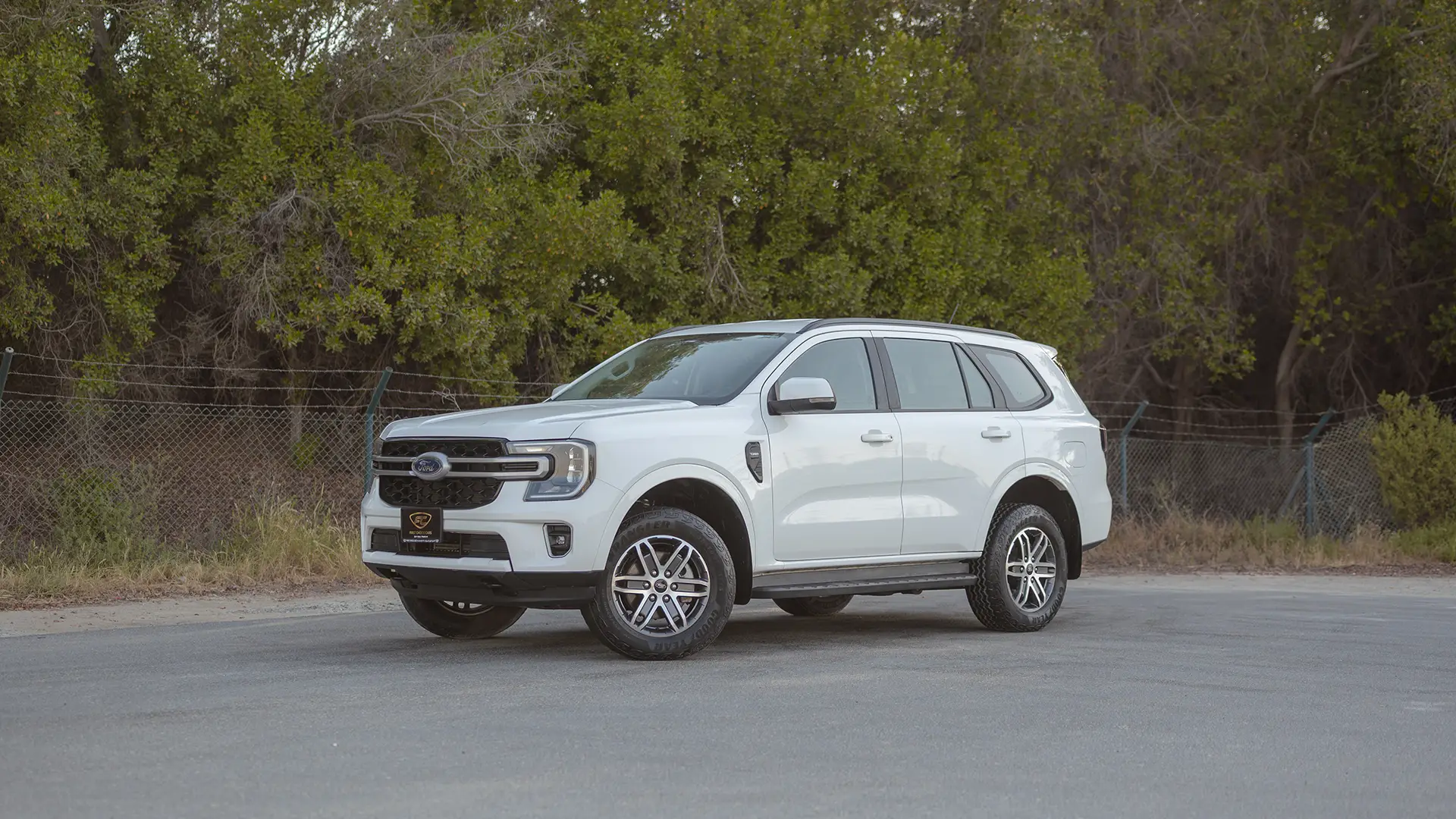 Used 2024 Ford Everest XLS in White – Left Front Diagonal (45°) View for Sale at First Choice Cars Dubai Sharjah