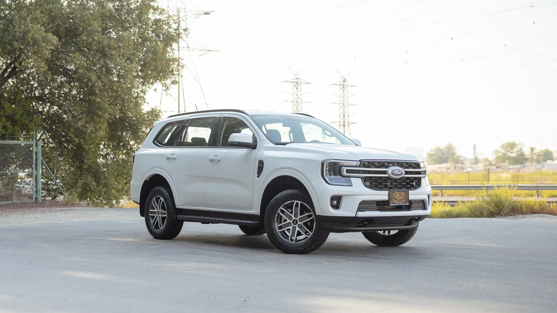 Used 2024 Ford Everest XLS in White – Right Front Diagonal (45°) View for Sale at First Choice Cars Dubai Sharjah