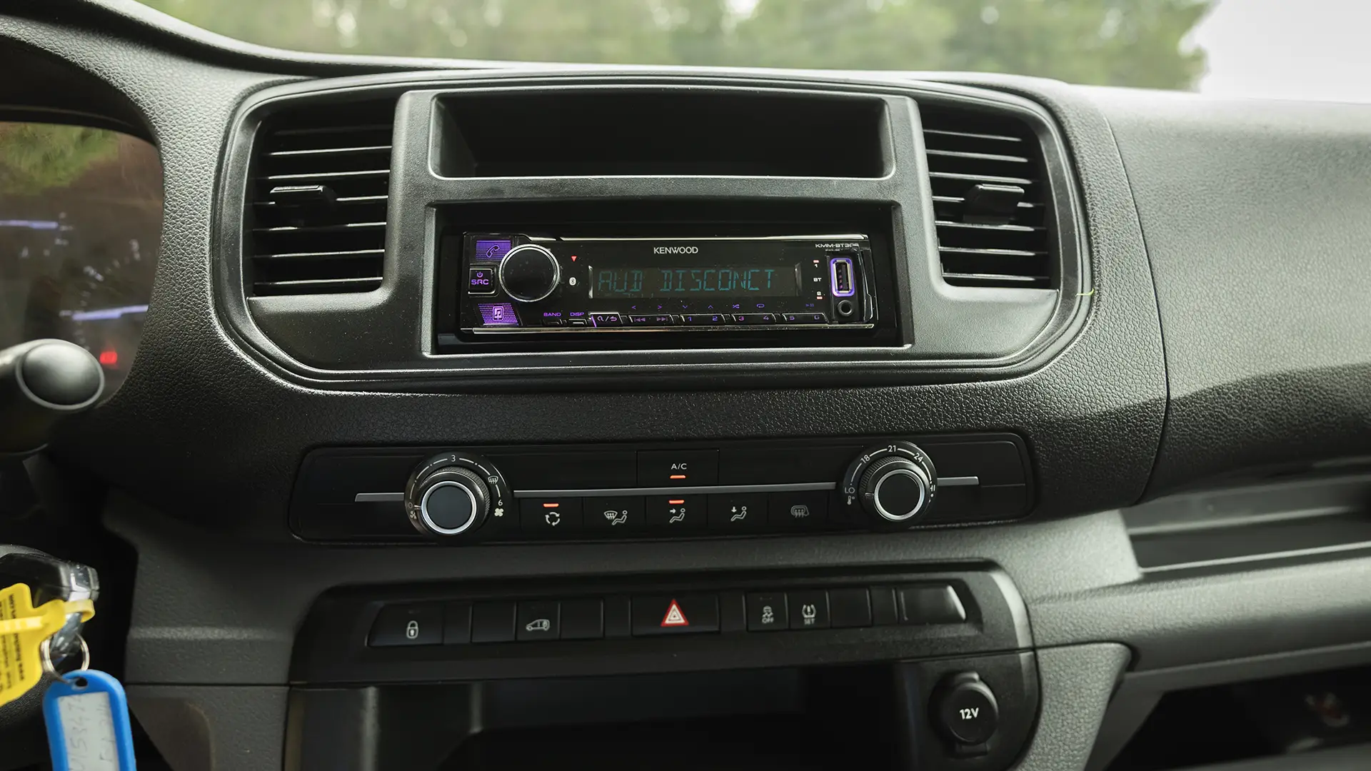 Used 2021 Peugeot Expert L3 in Yellow – Infotainment / Touchscreen System for Sale at First Choice Cars Dubai Sharjah