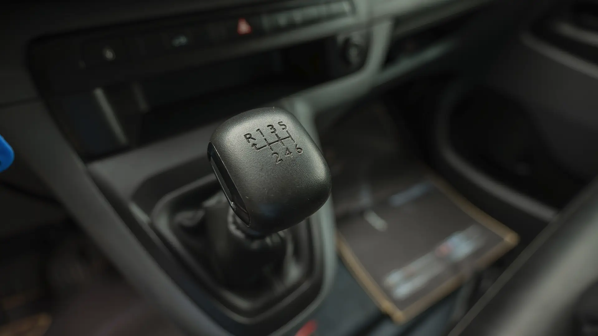 Used 2021 Peugeot Expert L3 in Yellow – Center Console & Gear Shifter for Sale at First Choice Cars Dubai Sharjah