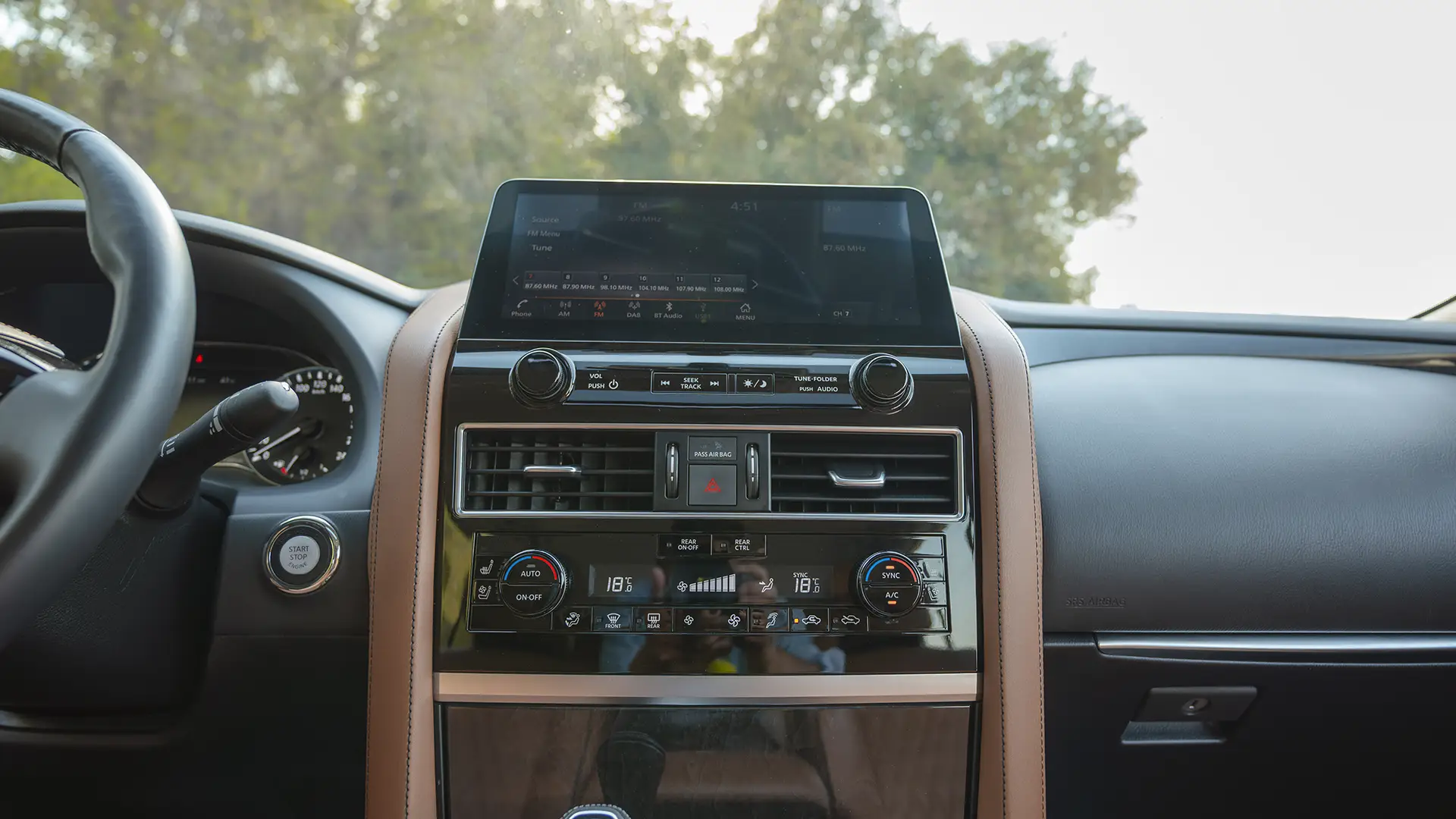 Used 2023 Infiniti QX80 Sensory in White – Infotainment / Touchscreen System for Sale at First Choice Cars Dubai Sharjah