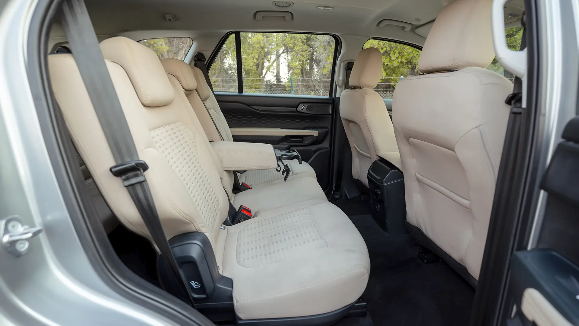 Used 2024 Ford Everest XLS in Silver – Rear Passenger Side Cabin View for Sale at First Choice Cars Dubai Sharjah