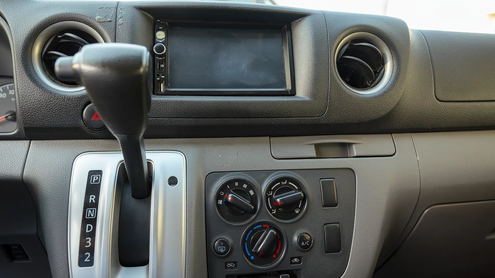 Used 2022 Nissan Urvan Standard Roof in White – Infotainment / Touchscreen System for Sale at First Choice Cars Dubai Sharjah