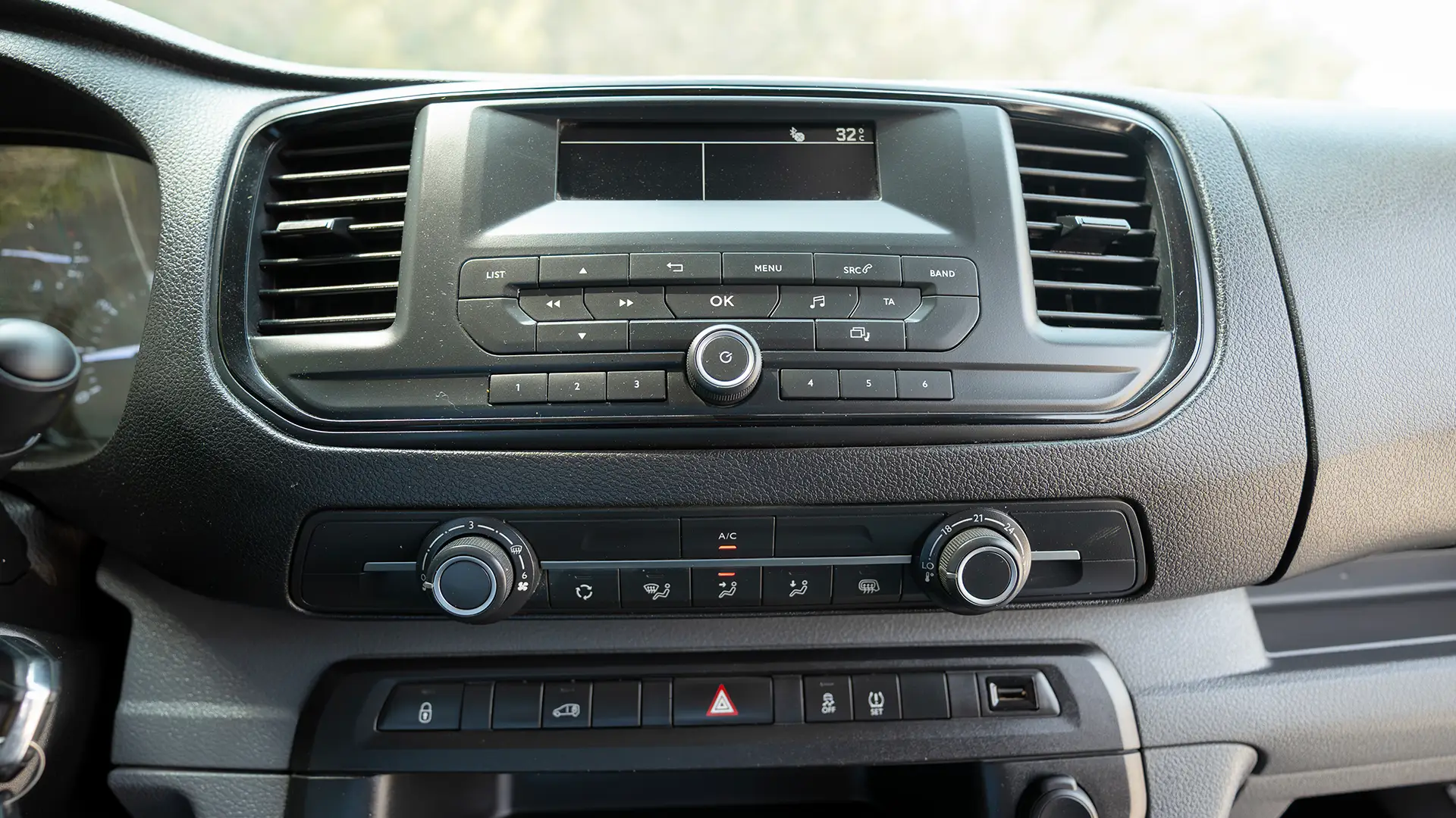 Used 2021 Peugeot Expert L3 in White – Infotainment / Touchscreen System for Sale at First Choice Cars Dubai Sharjah