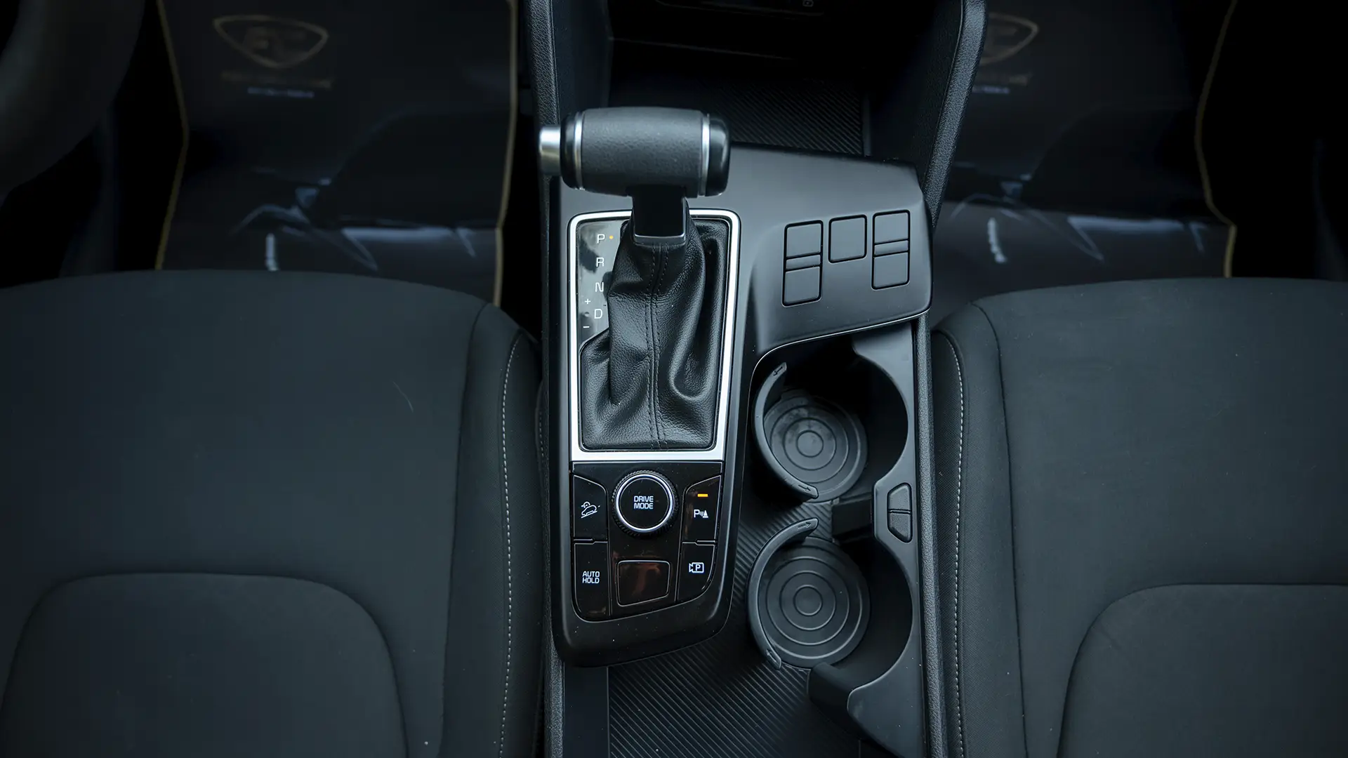 Used 2025 Kia Sportage LX in Silver – Center Console & Gear Shifter for Sale at First Choice Cars Dubai Sharjah