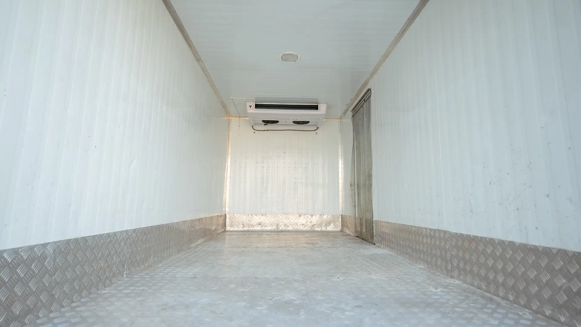 Used 2022 Mitsubishi Canter Chiller Box in White – Chiller Box Rear Opening View for Sale at First Choice Cars Dubai Sharjah