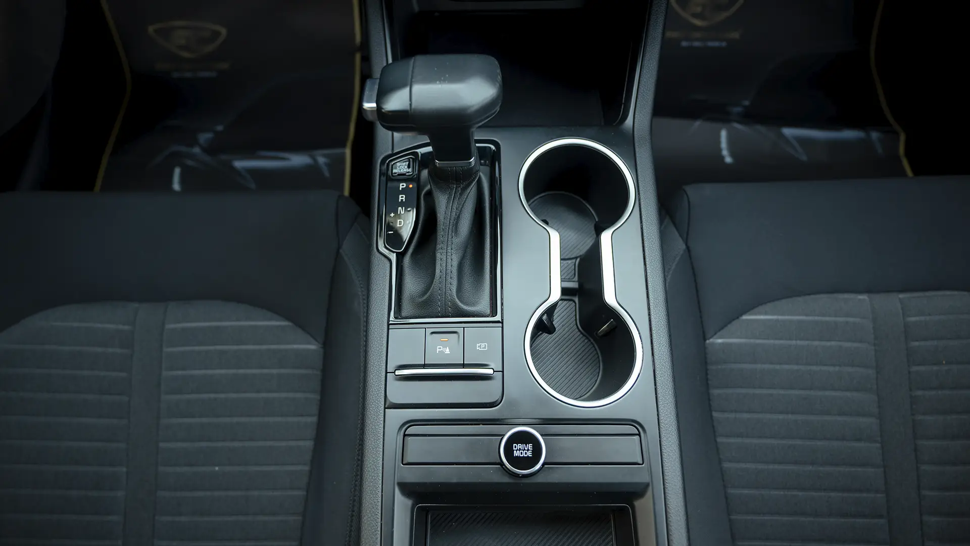 Used 2024 Kia K5 LX in White – Center Console & Gear Shifter for Sale at First Choice Cars Dubai Sharjah