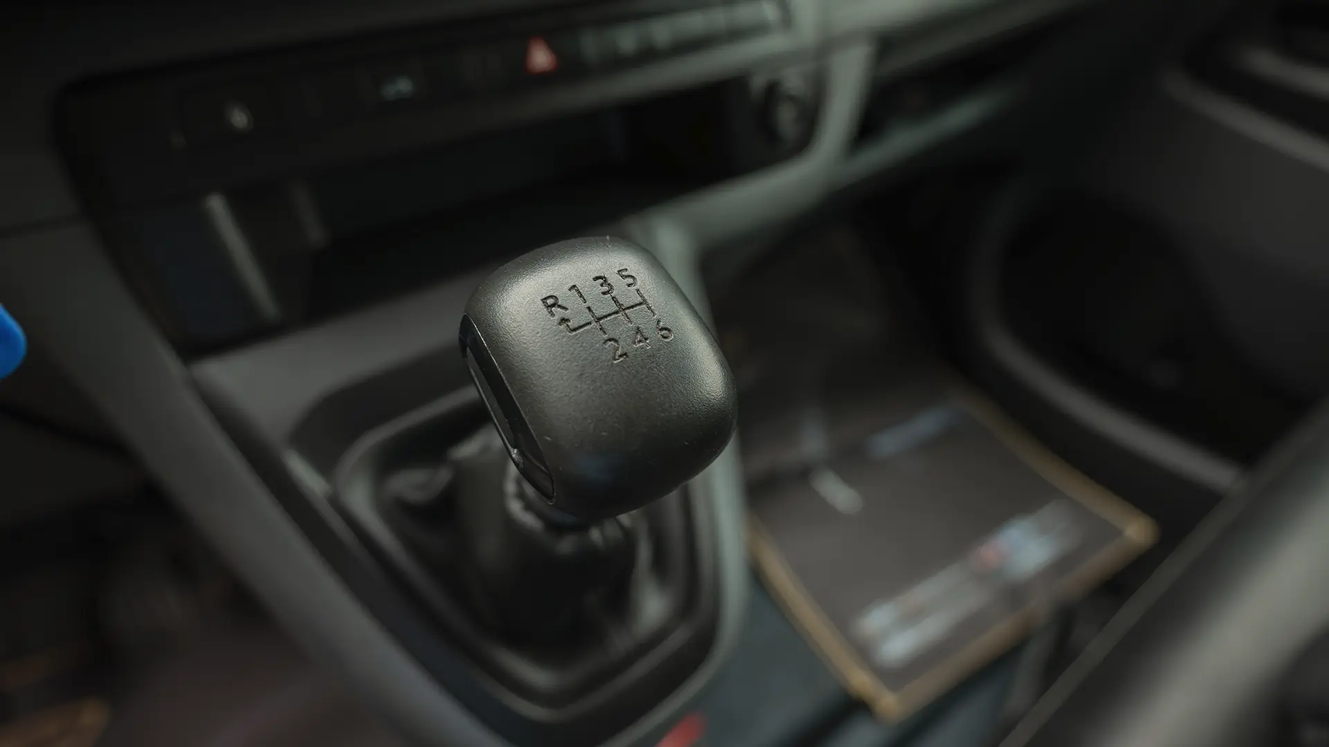 Used 2021 Peugeot Expert L3 in Yellow – Center Console & Gear Shifter for Sale at First Choice Cars Dubai Sharjah