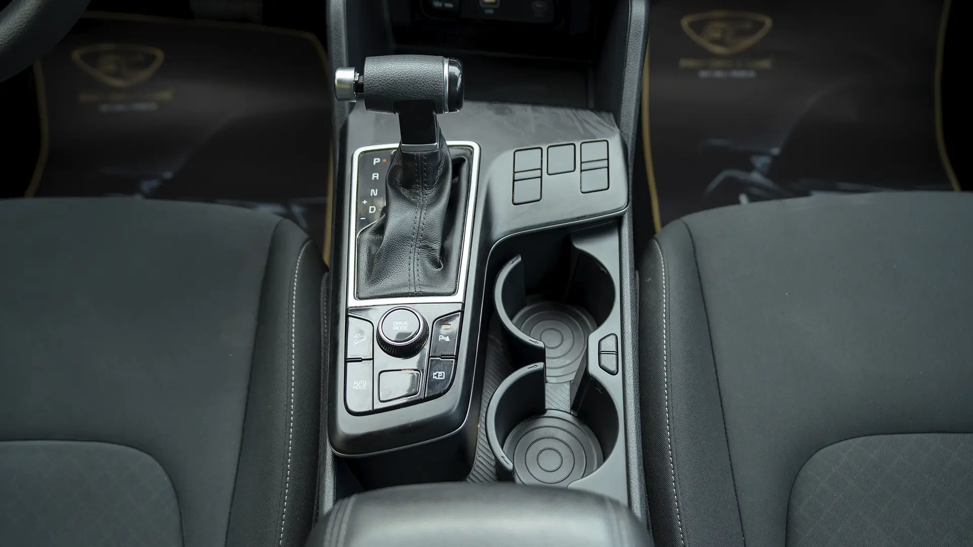 Used 2023 Kia Sportage LX in Silver – Center Console & Gear Shifter for Sale at First Choice Cars Dubai Sharjah