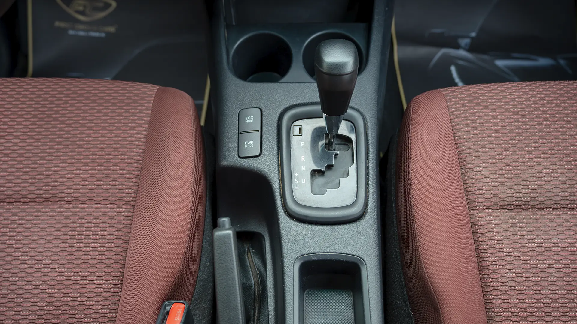 Used 2021 Toyota Hilux GLX Double Cabin in White – Center Console & Gear Shifter for Sale at First Choice Cars Dubai Sharjah